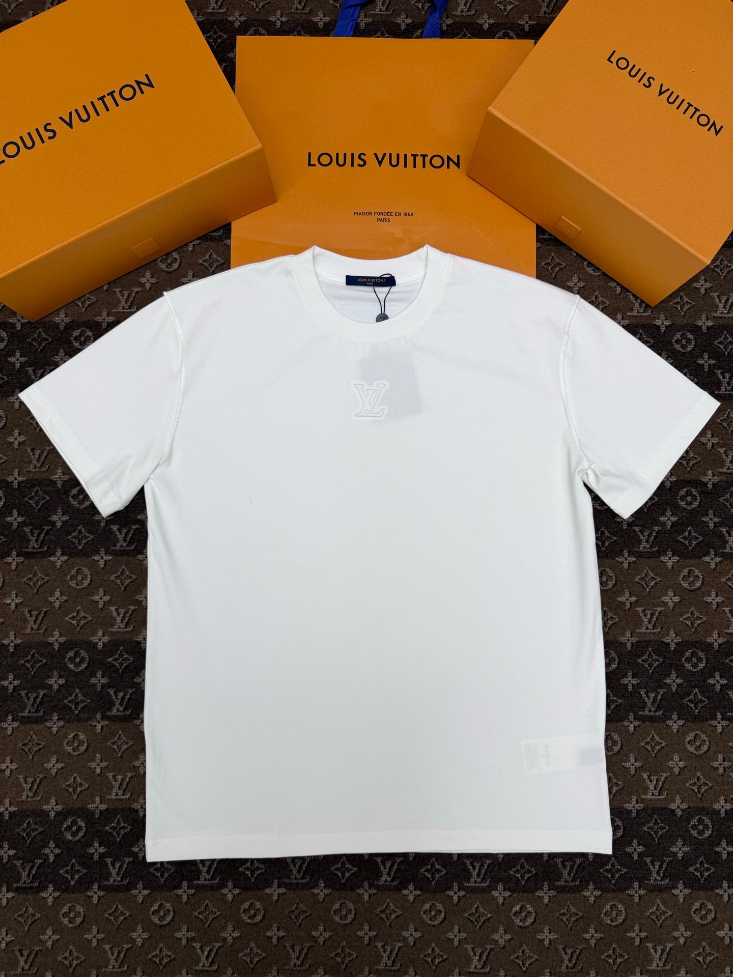 LV reverse design feature - LV embroidered floral print T-shirt M6012308