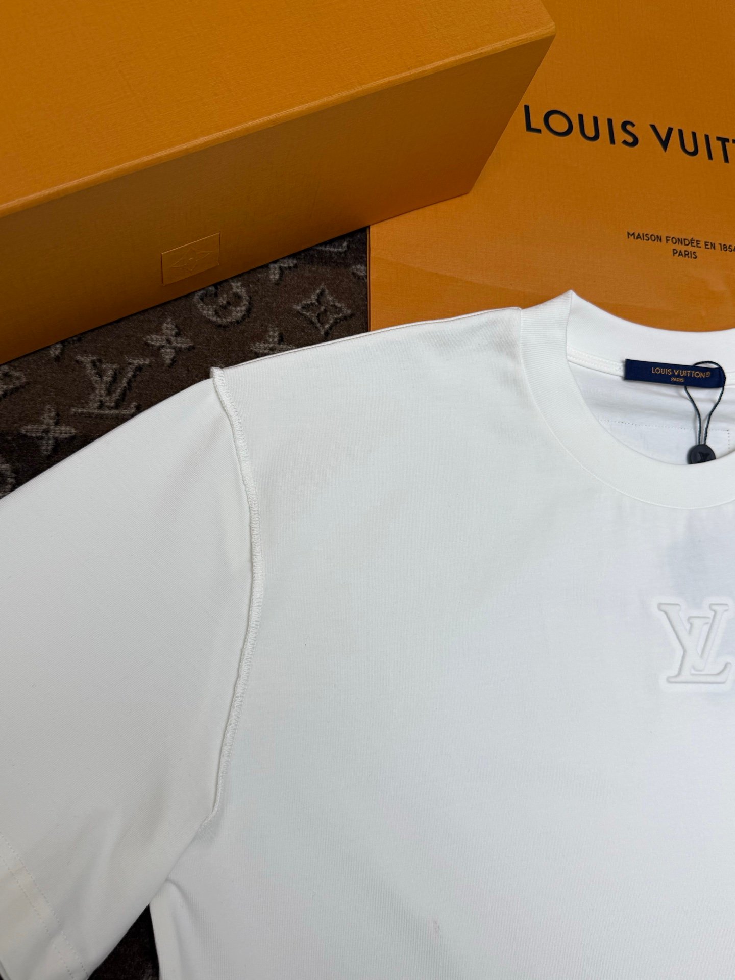 LV reverse design feature - LV embroidered floral print T-shirt M6012308 - Image 3