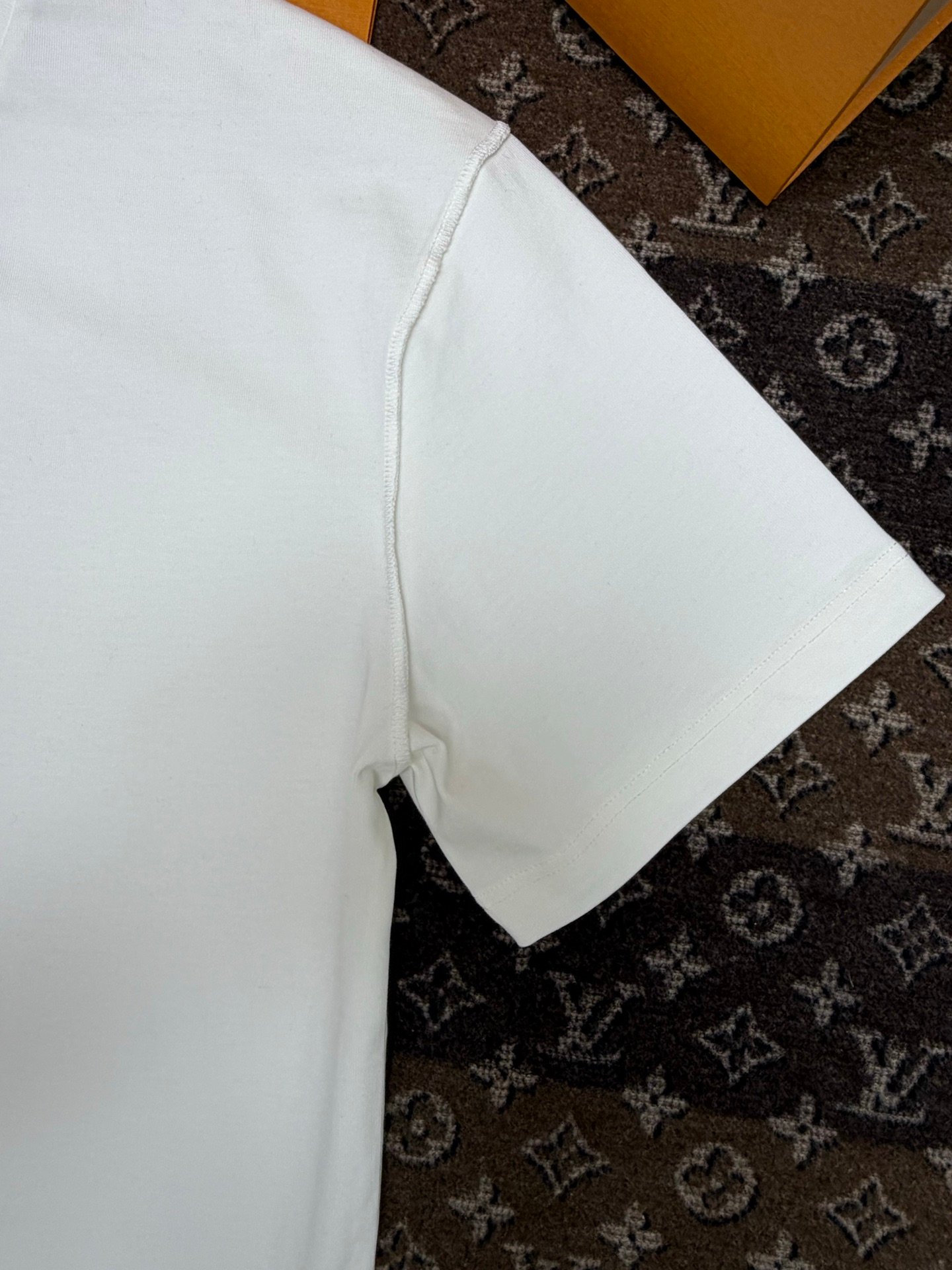 LV reverse design feature - LV embroidered floral print T-shirt M6012308 - Image 4