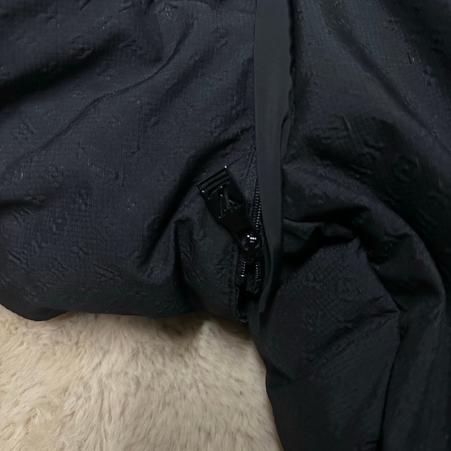 LV tailored-style down jacket with patterned waistband M6012607 - Image 6
