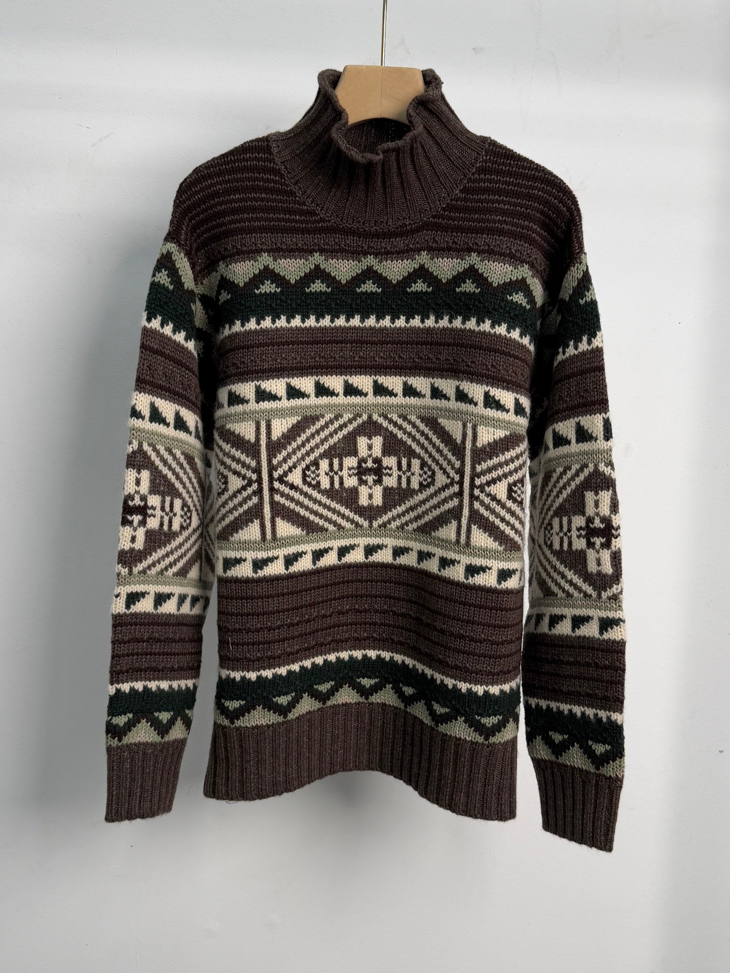 Polo geometric pattern knitted sweater with a semi-high collar W6012706