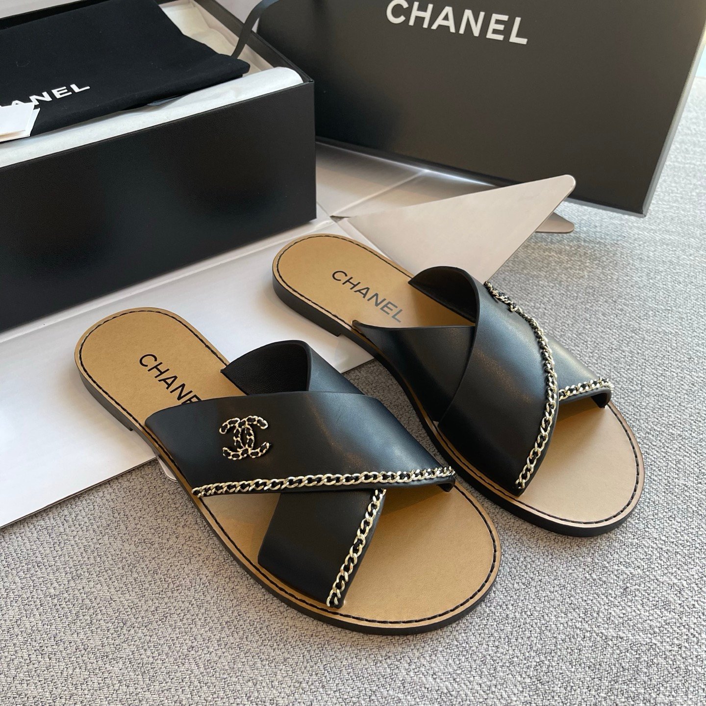 CHANEL flat sandals B6020304