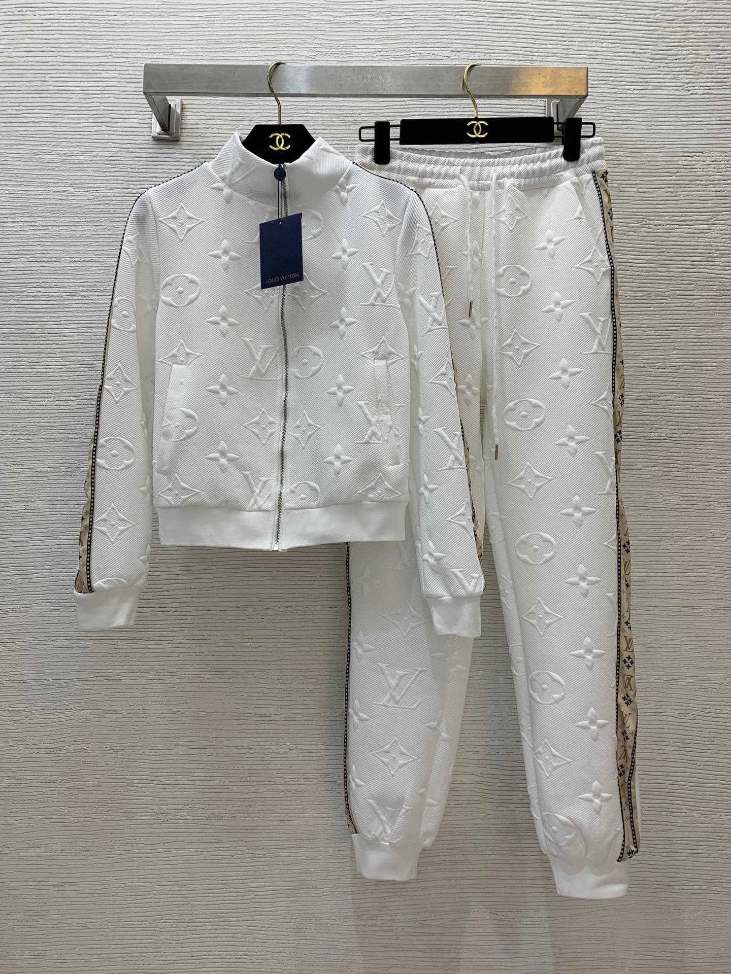 LV Three-Dimensional Embossed Side-By-Side Color-Contrasting Patchwork Fashion Casual Sports Set W6020403