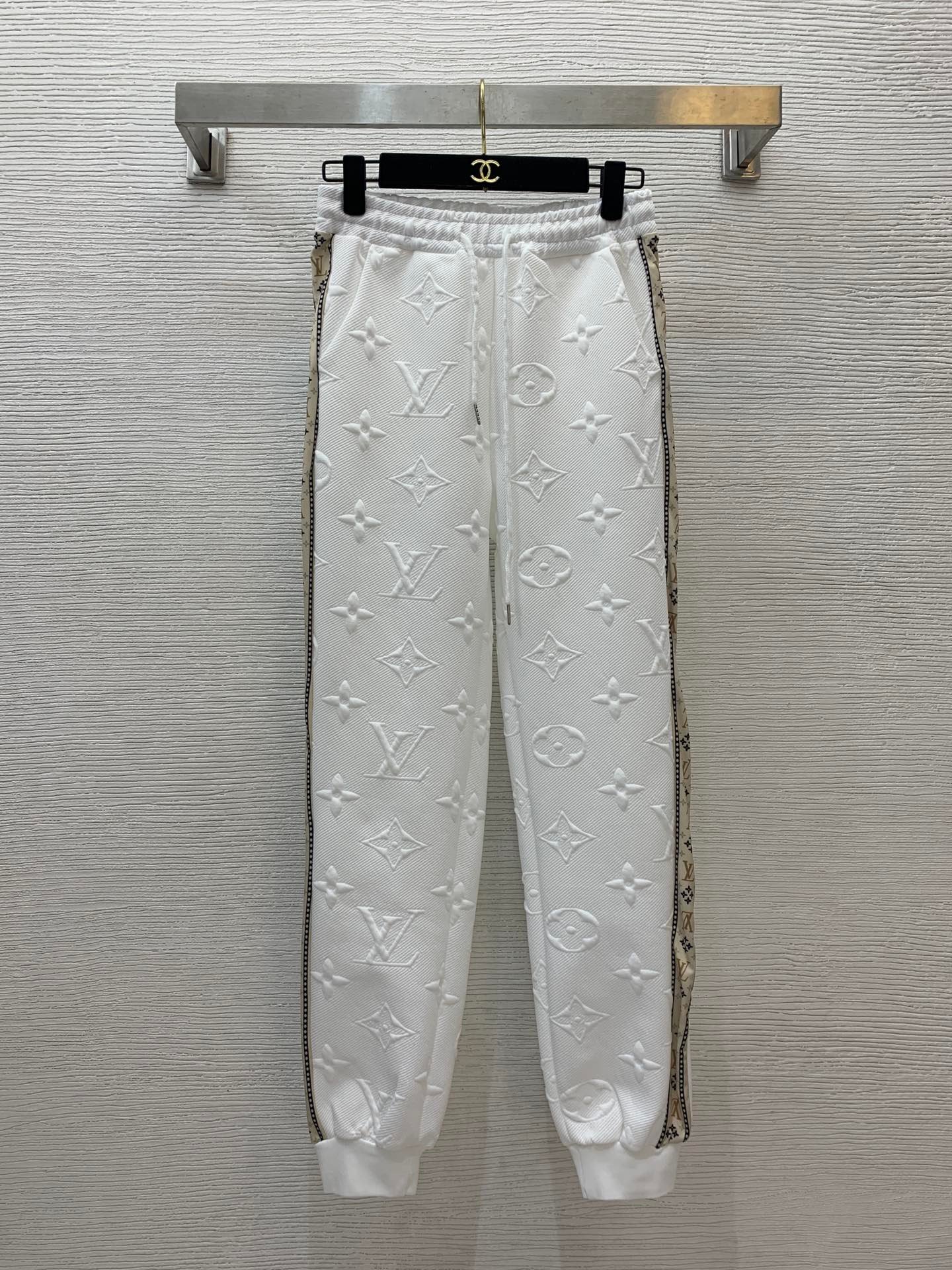 LV Three-Dimensional Embossed Side-By-Side Color-Contrasting Patchwork Fashion Casual Sports Set W6020403 - Image 4