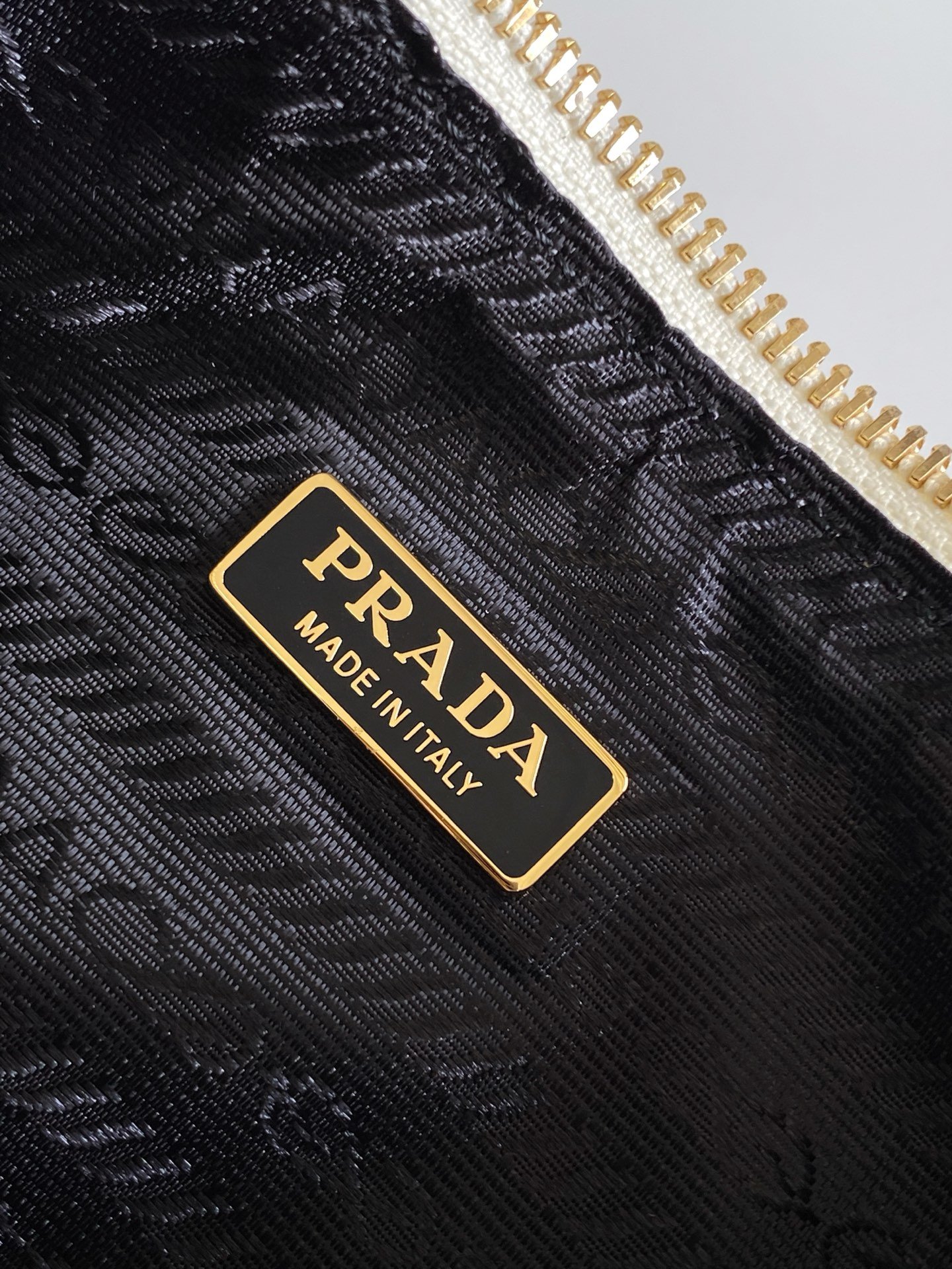 Prada Re-Edition 2005 Saffiano Leather Shoulder Bag B6020406 - Image 13
