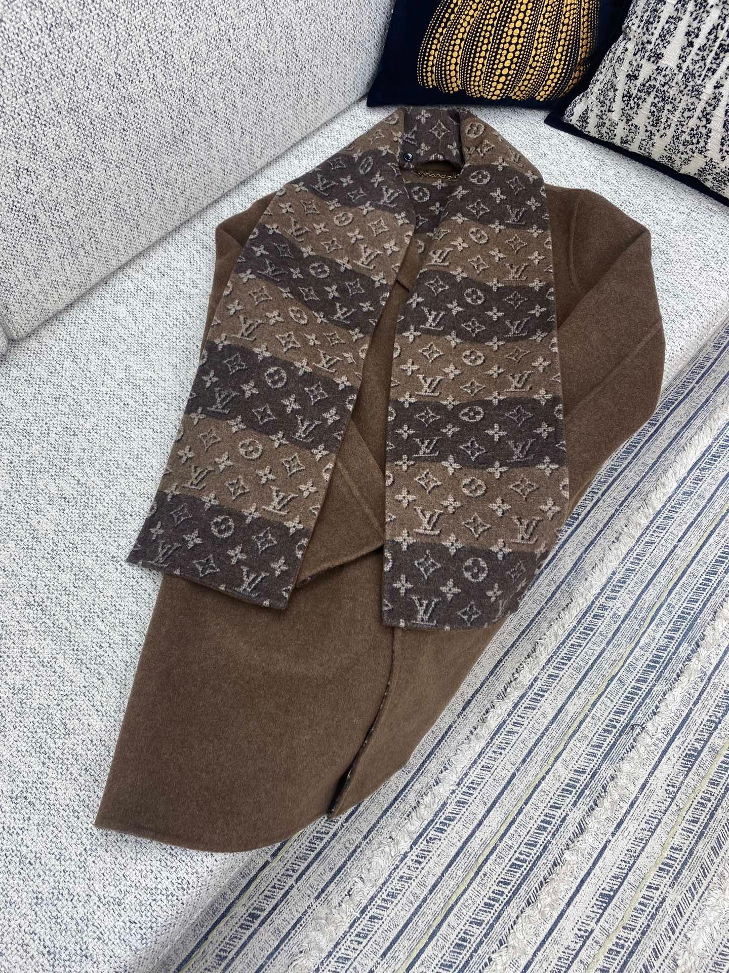 LOUIS VUITTON embossed mixed-color coat M6021301