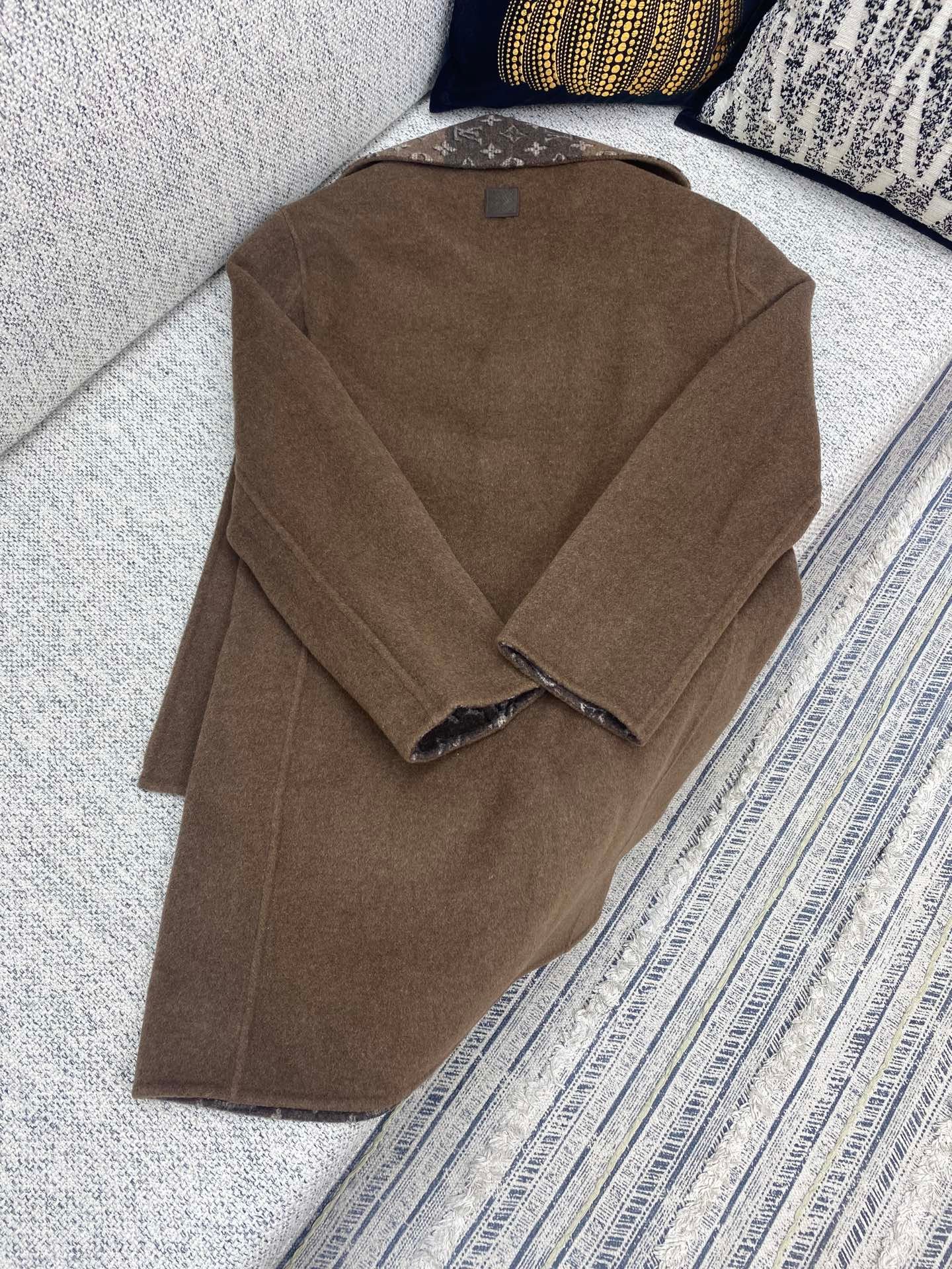 LOUIS VUITTON embossed mixed-color coat M6021301 - Image 3