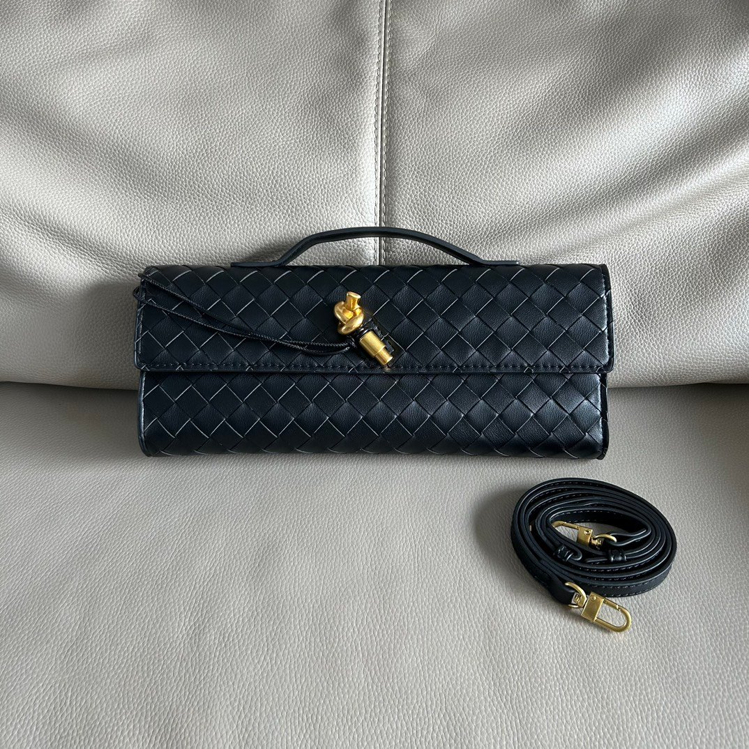 Bottega Veneta Women's Andiamo Clutch B6030407 - Image 2