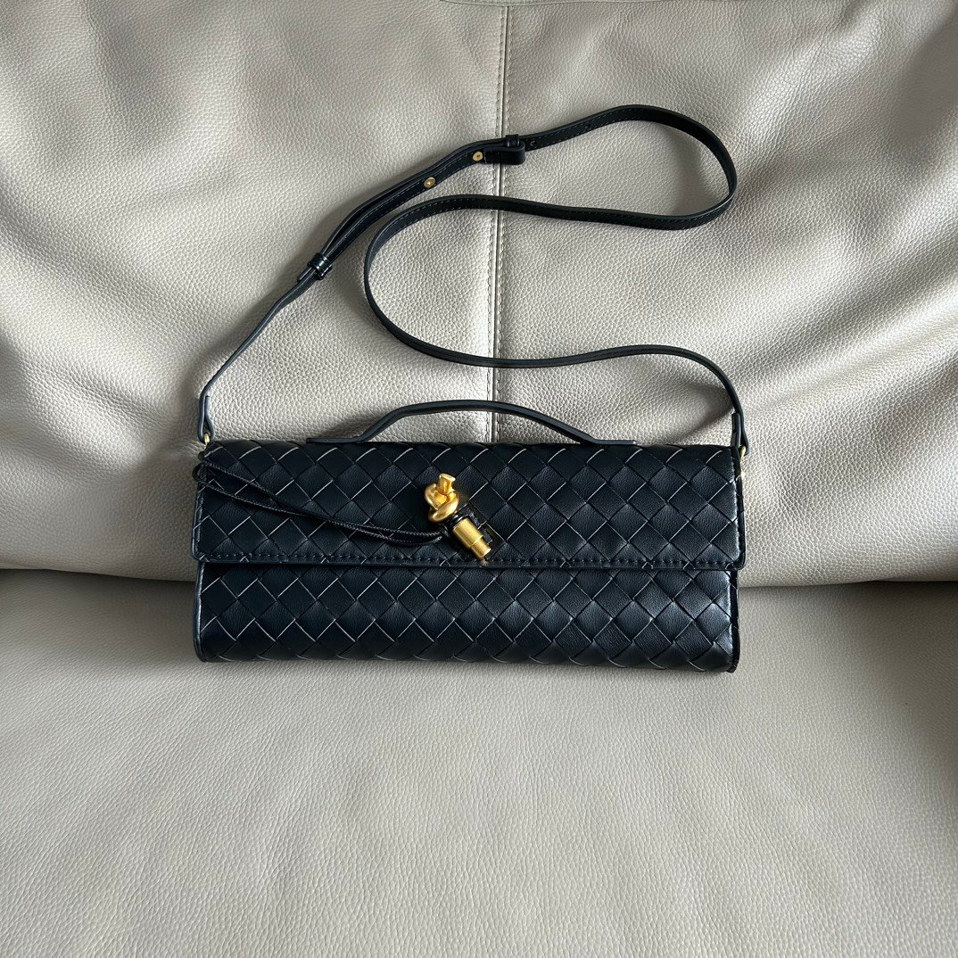 Bottega Veneta Women's Andiamo Clutch B6030407 - Image 4