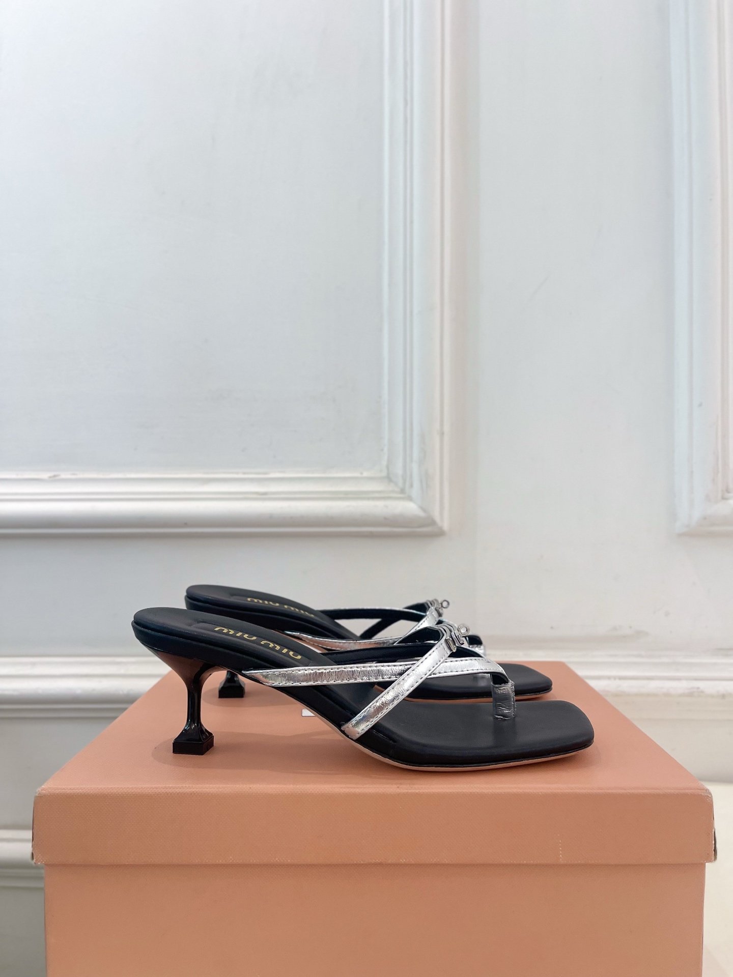 The counter features the latest runway collections for the 2026 spring season.B6031908 - Image 2