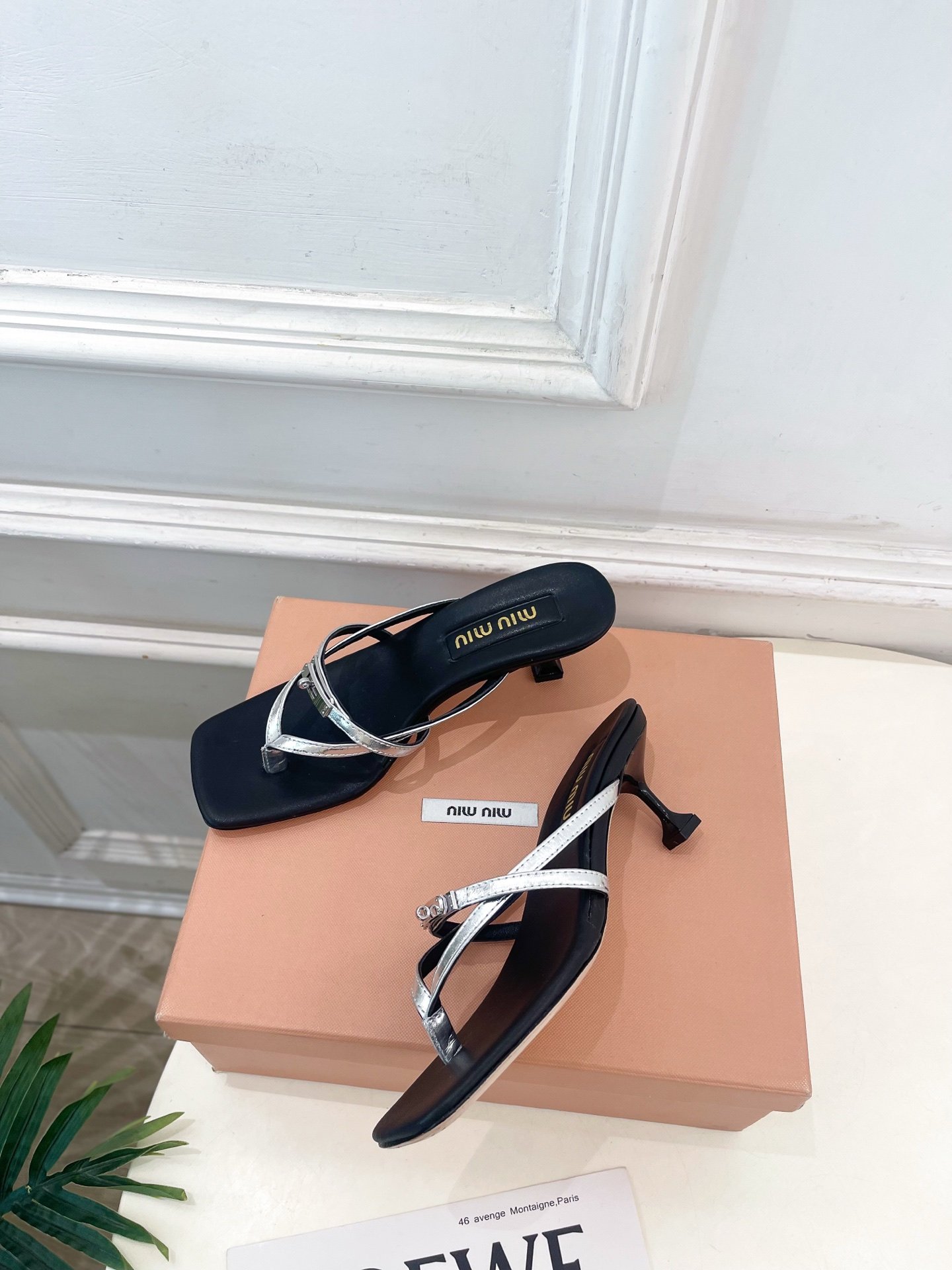 The counter features the latest runway collections for the 2026 spring season.B6031908 - Image 5