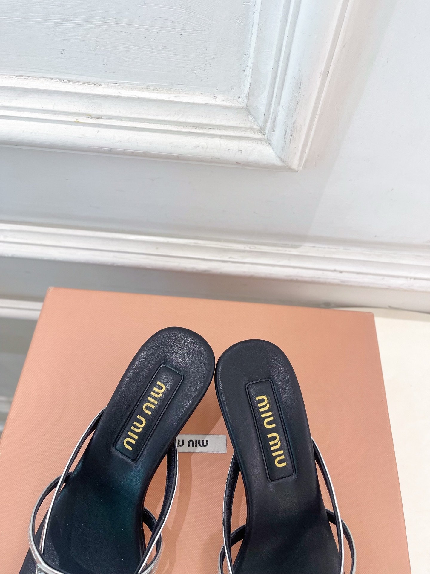 The counter features the latest runway collections for the 2026 spring season.B6031908 - Image 13