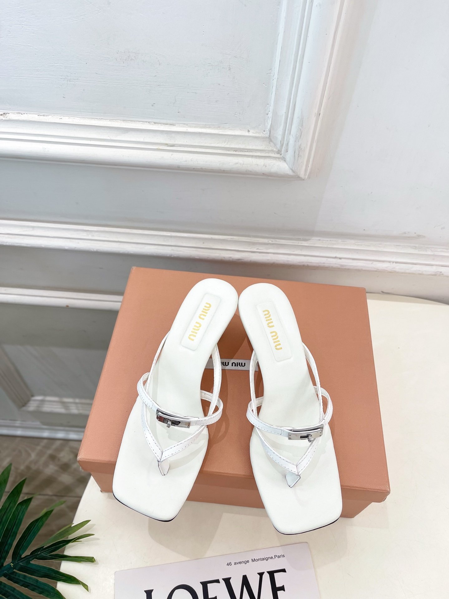 The counter features the latest runway collections for the 2026 spring season.B6031908 - Image 6