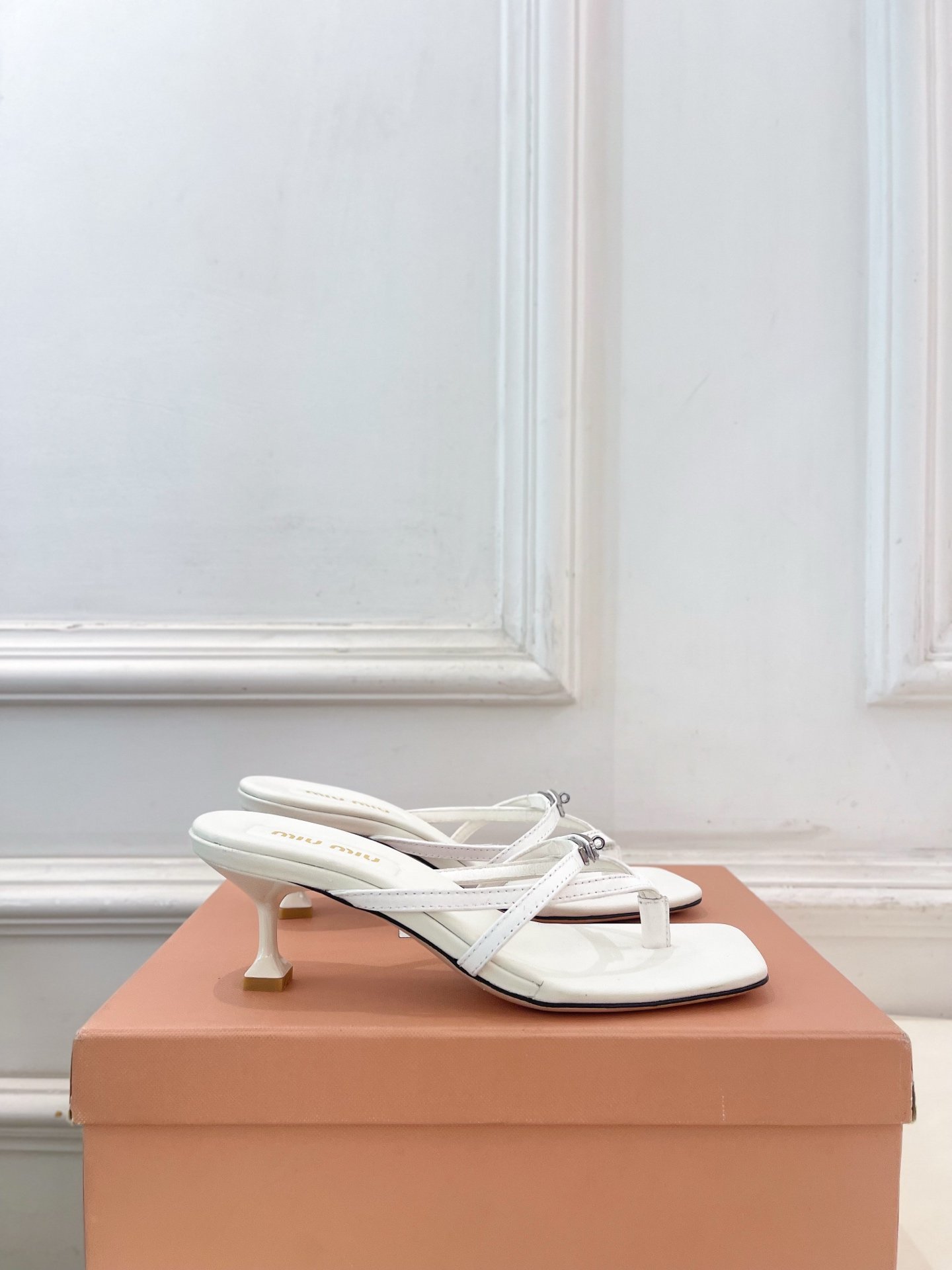 The counter features the latest runway collections for the 2026 spring season.B6031908 - Image 7