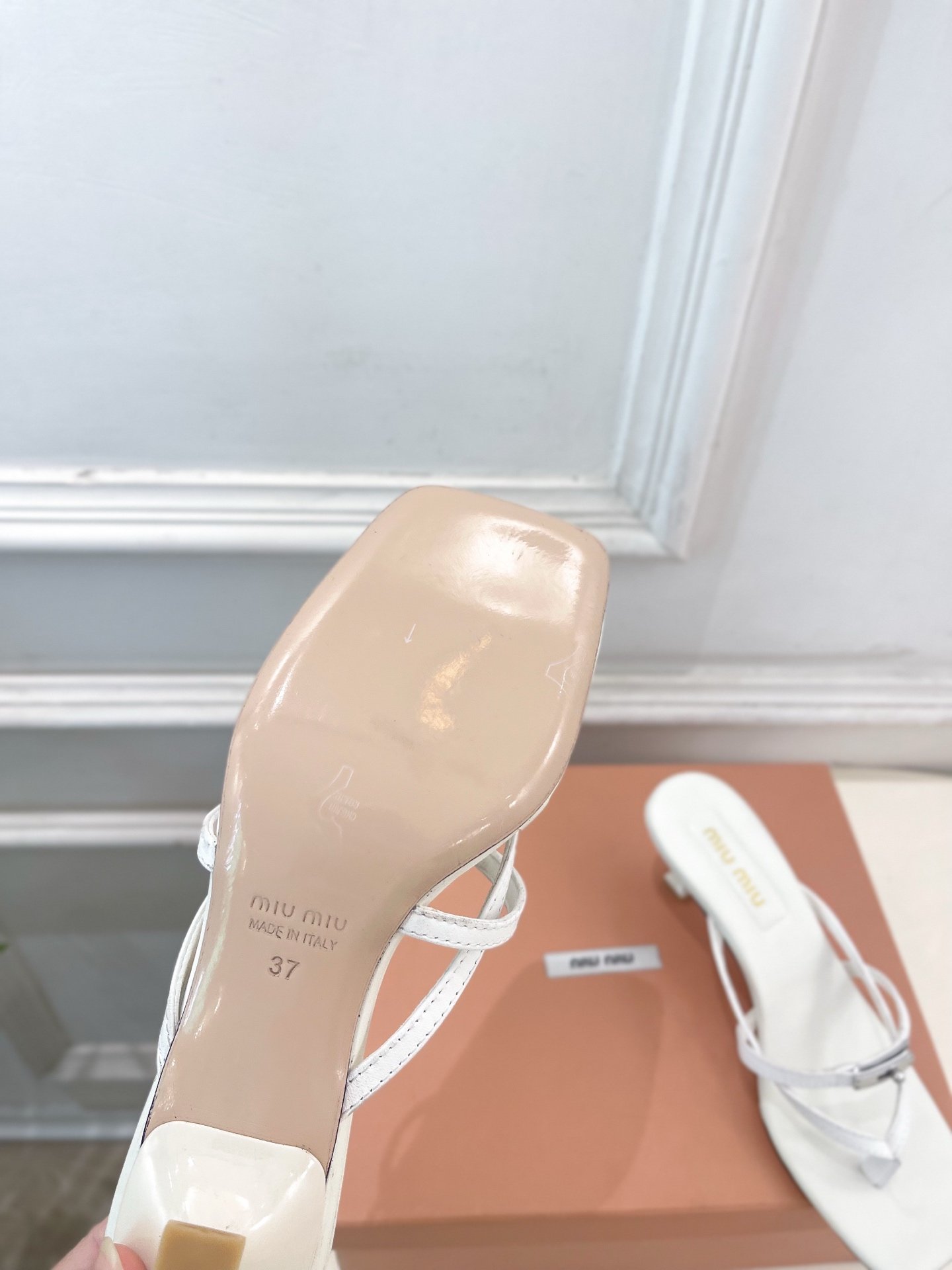 The counter features the latest runway collections for the 2026 spring season.B6031908 - Image 8