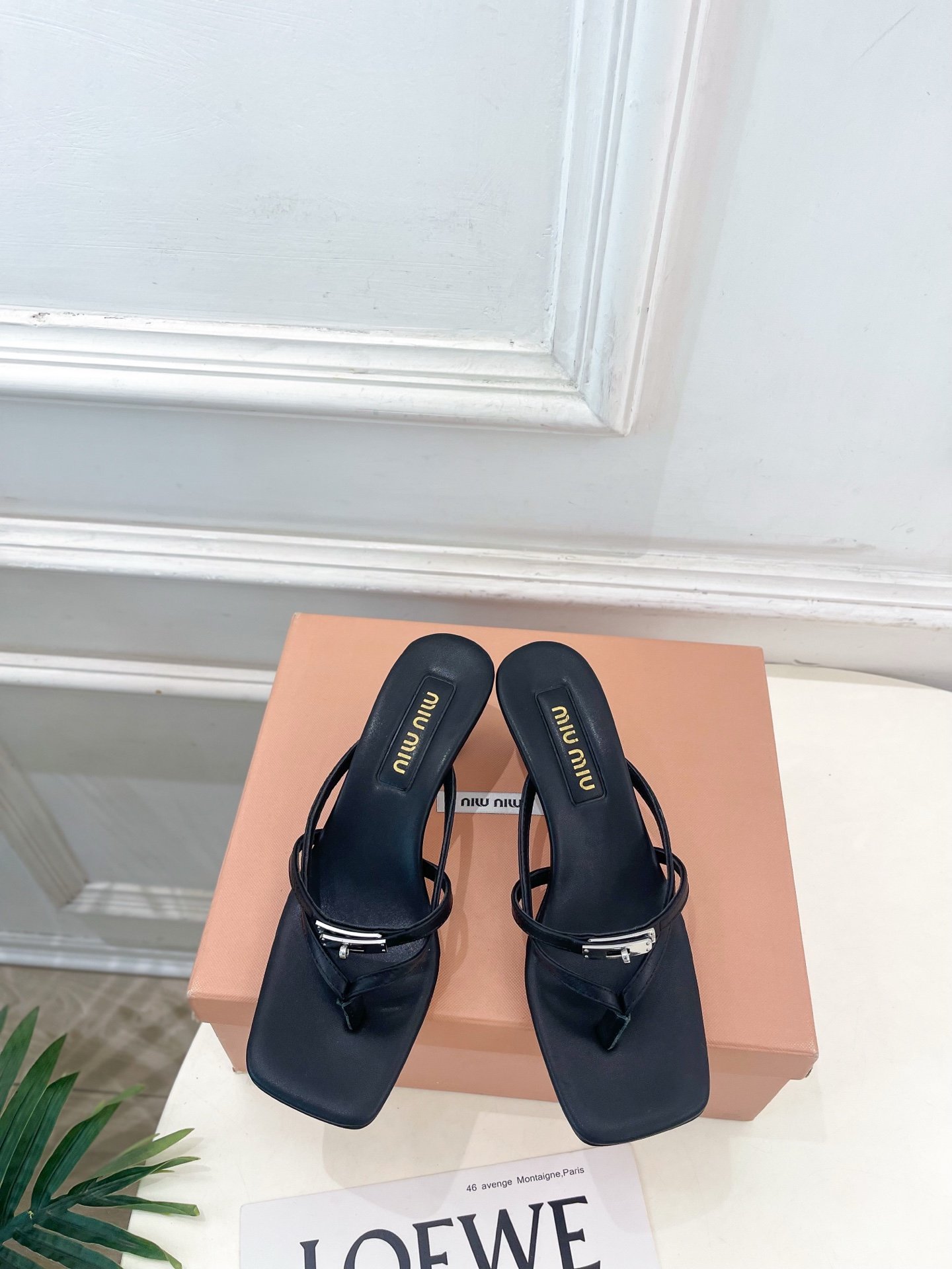 The counter features the latest runway collections for the 2026 spring season.B6031908 - Image 9