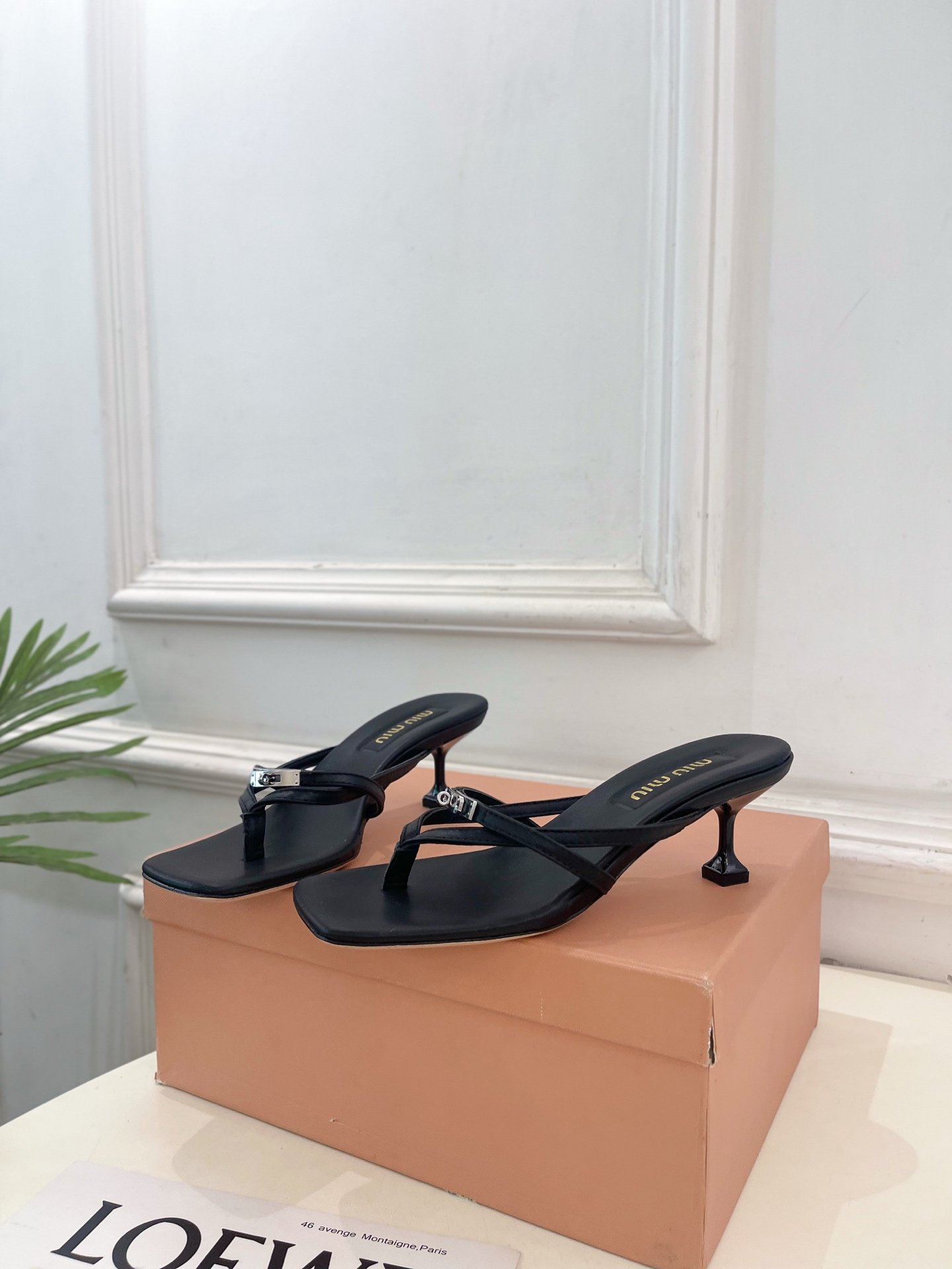 The counter features the latest runway collections for the 2026 spring season.B6031908 - Image 11