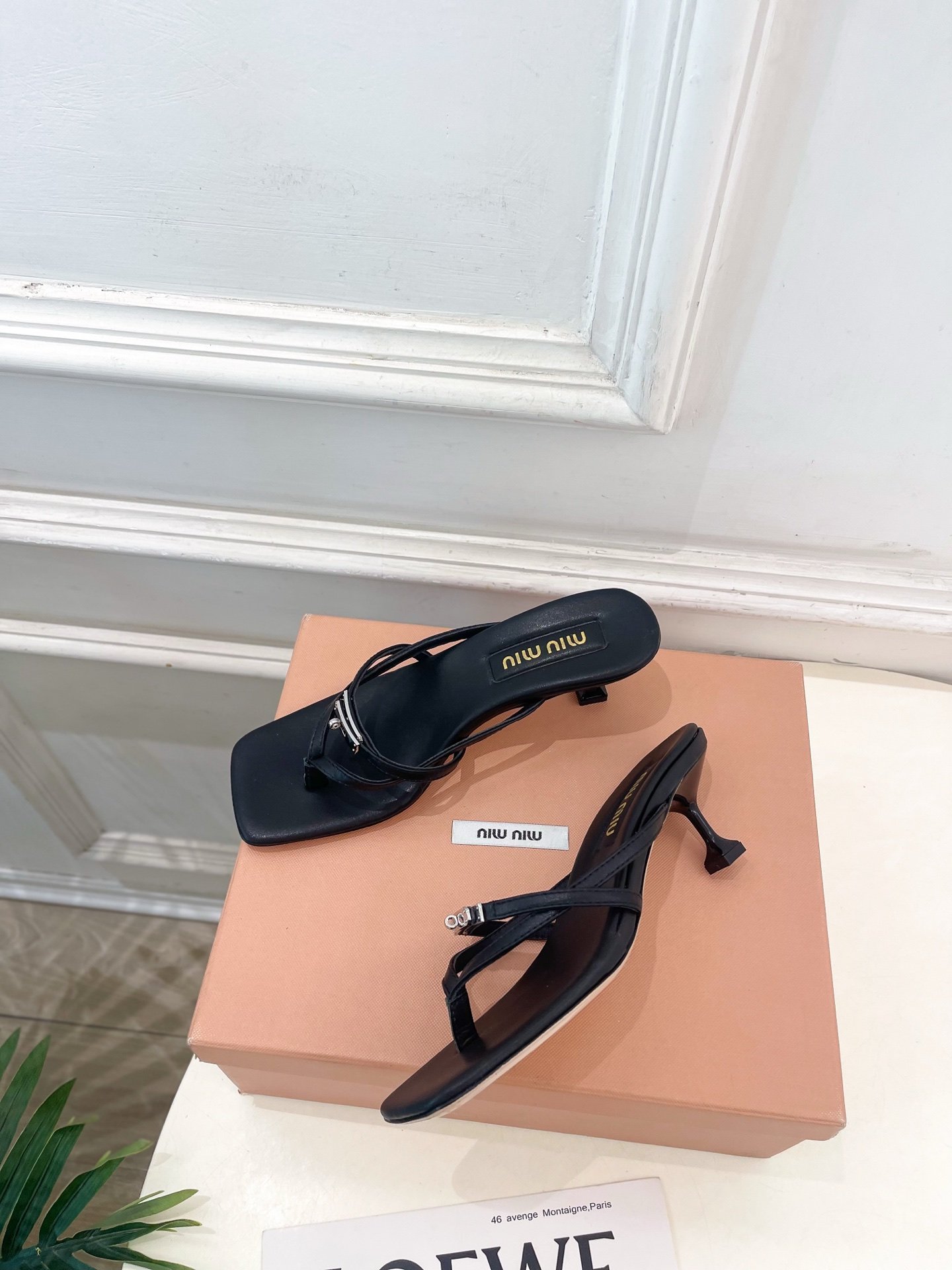 The counter features the latest runway collections for the 2026 spring season.B6031908 - Image 12