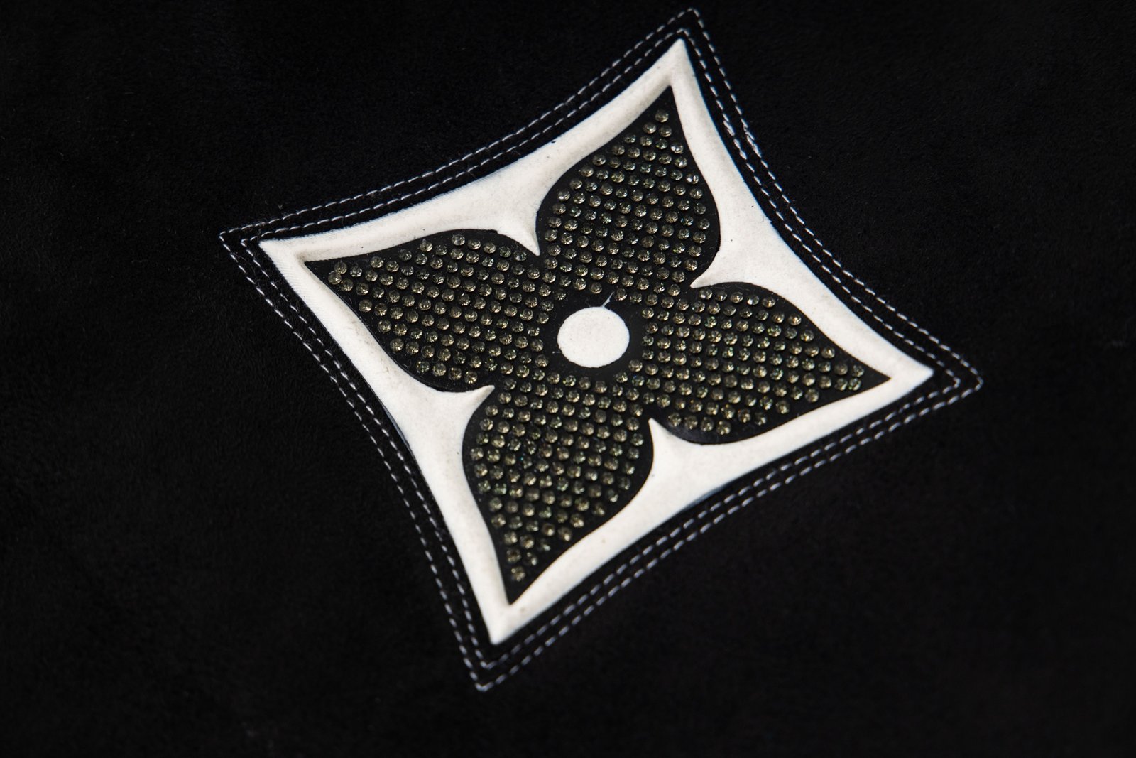 The 2026 style pilot jacket is made of suede leather.M6032102 - Image 4