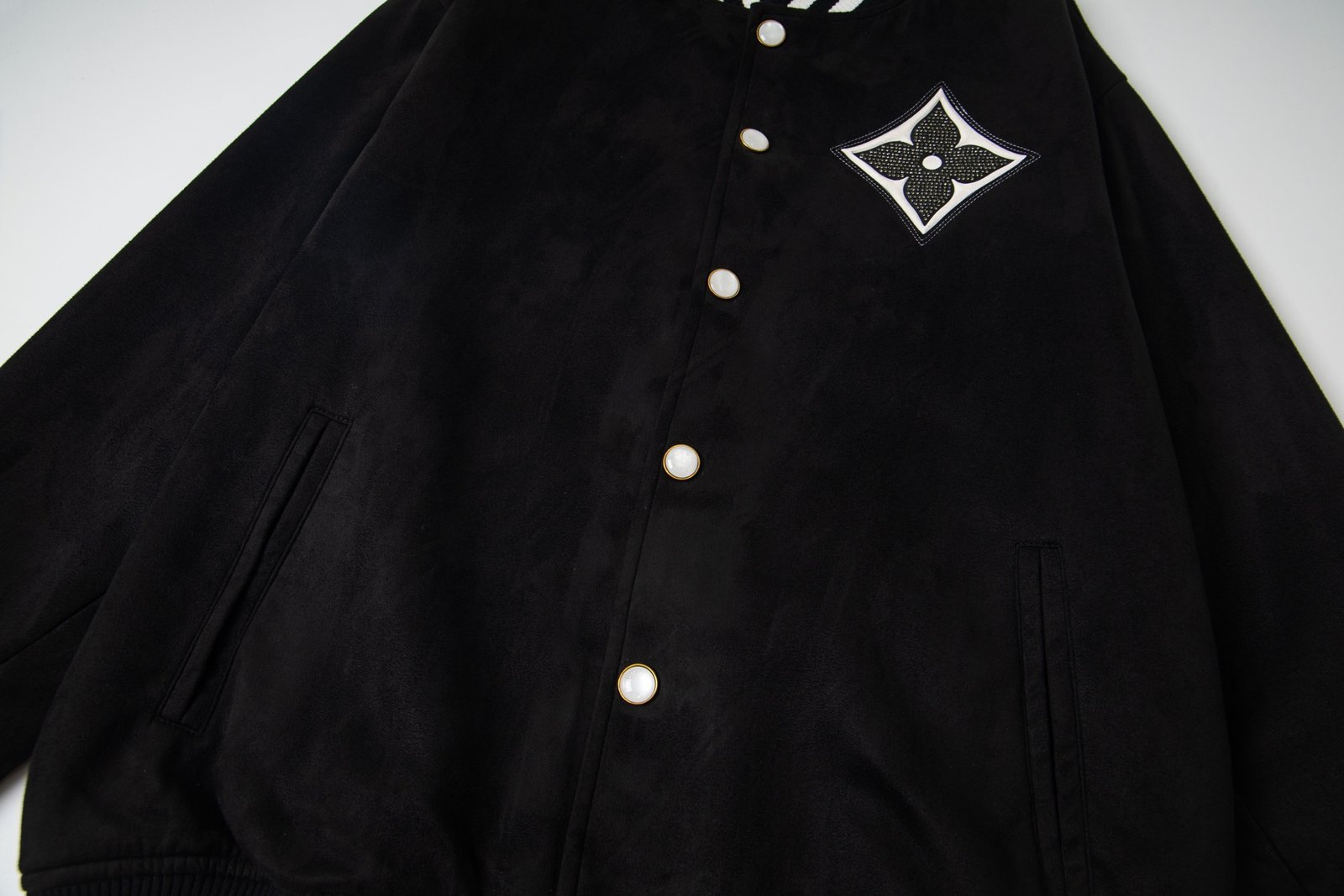 The 2026 style pilot jacket is made of suede leather.M6032102 - Image 5