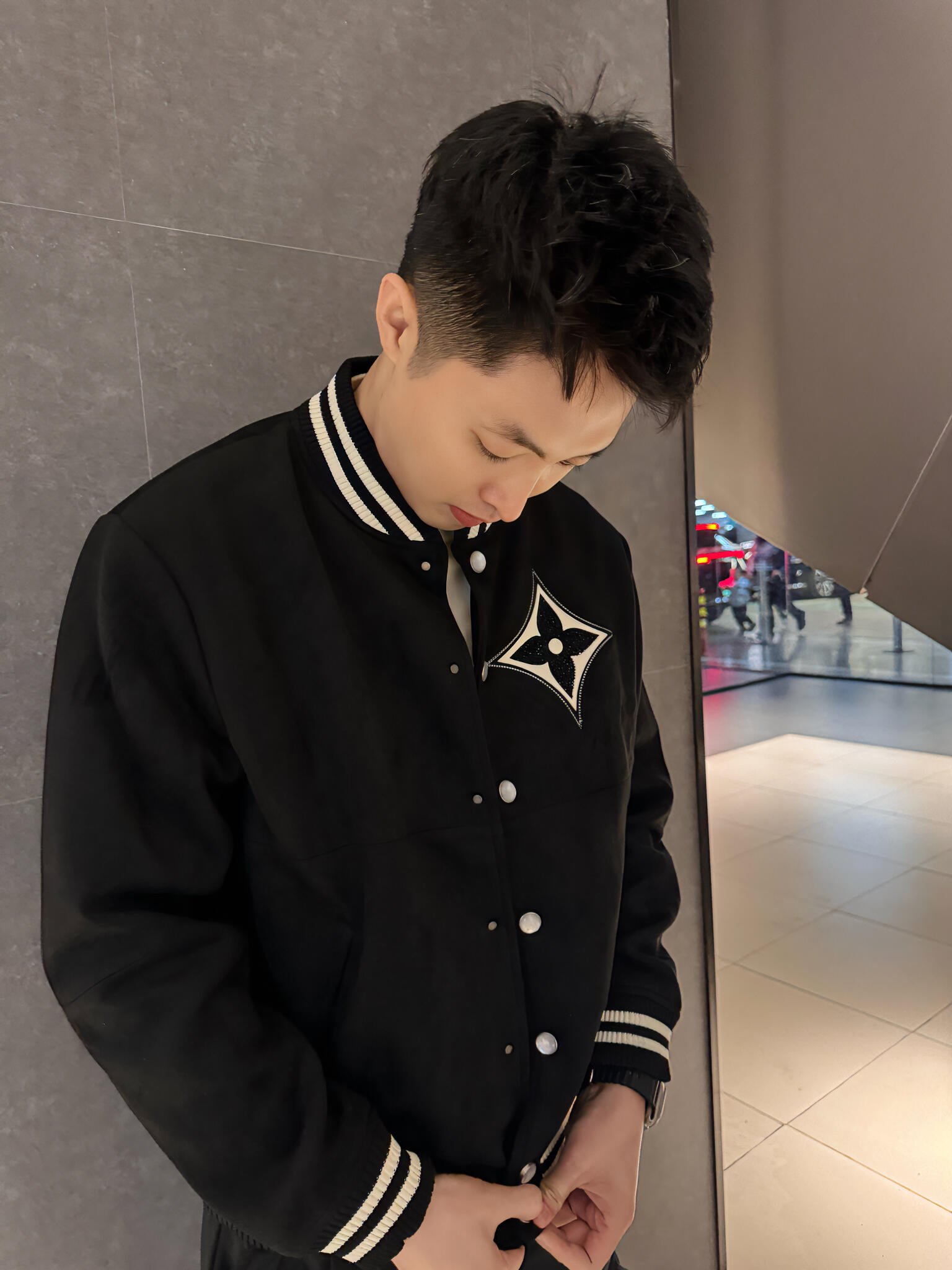 The 2026 style pilot jacket is made of suede leather.M6032102 - Image 9