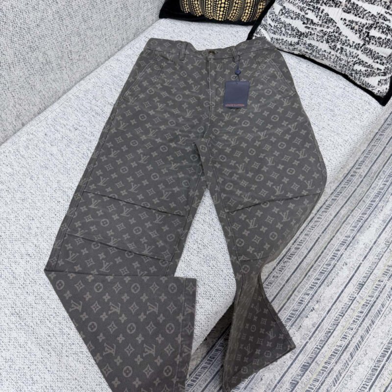 The new jeans of LV are treated with the "ramen" technique.M6032601