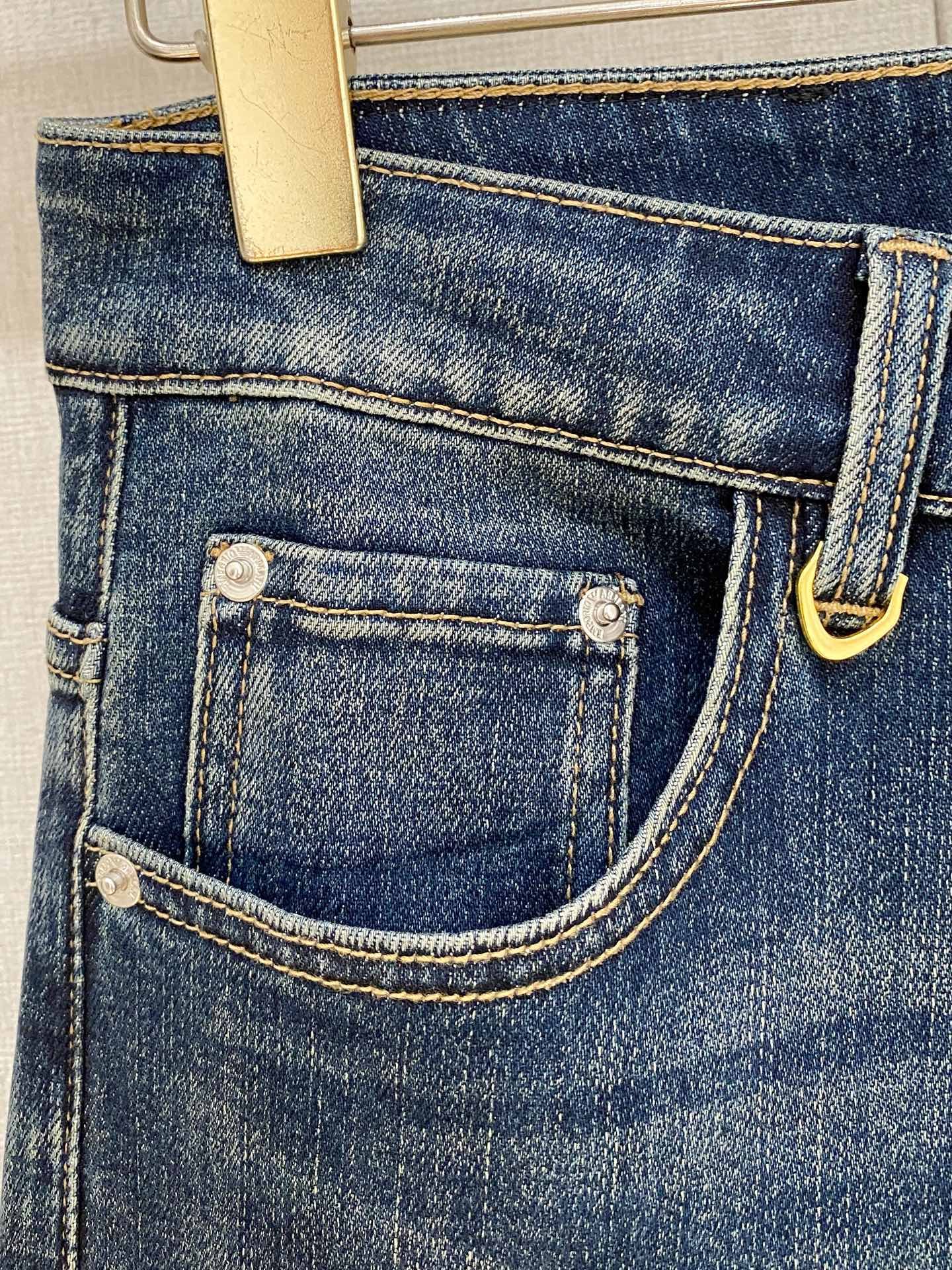 Armani presents the latest men's jeans for the 2026 spring season.M6032906 - Image 5