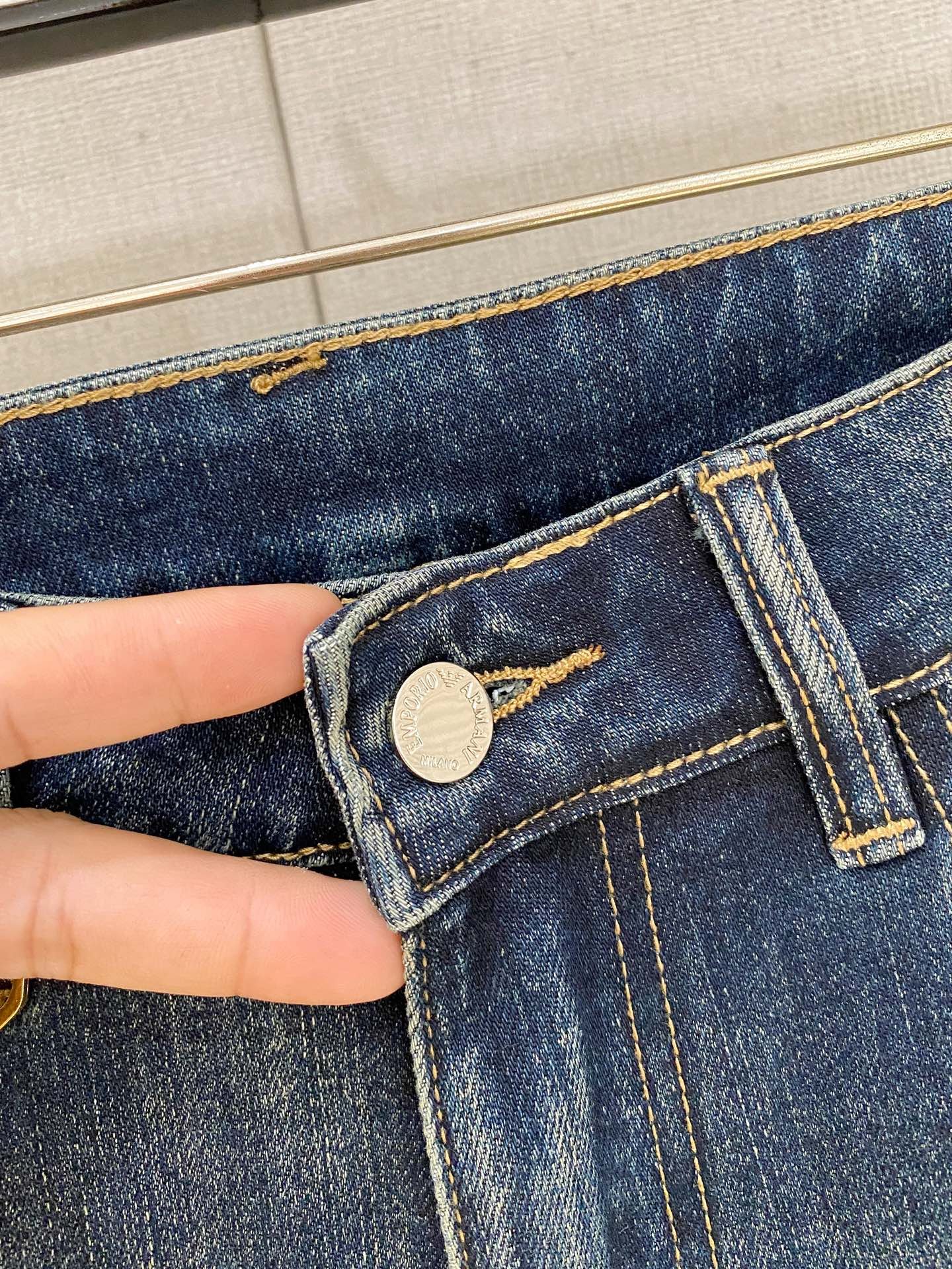 Armani presents the latest men's jeans for the 2026 spring season.M6032906 - Image 7