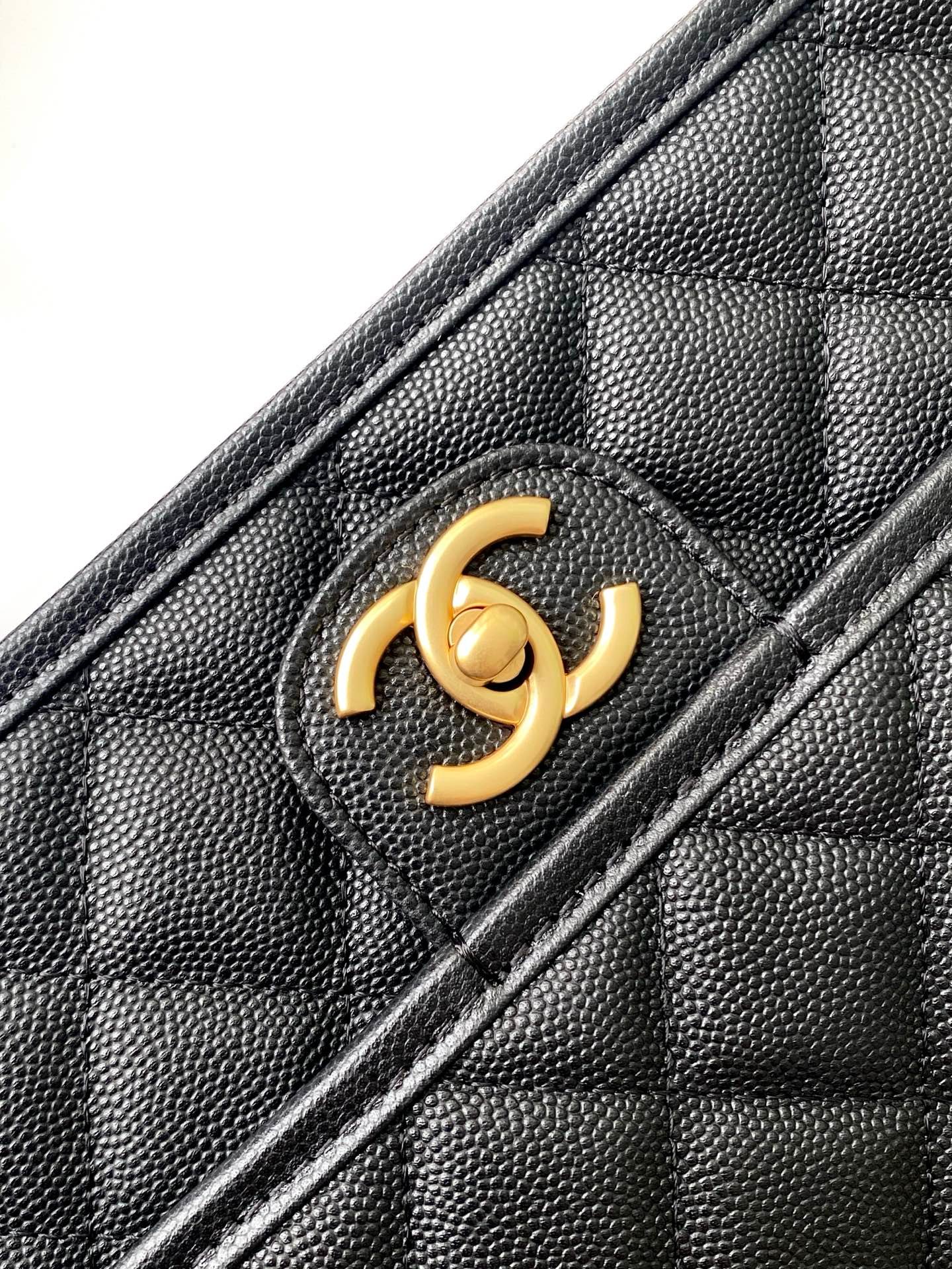Chanel Backpack, Shiny grained calfskin B6040603 - Image 5