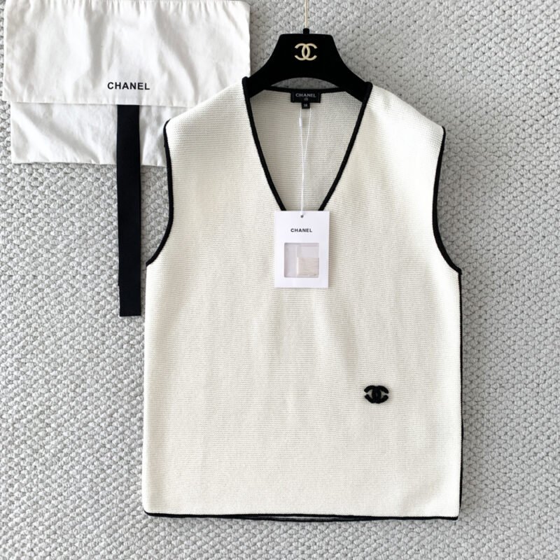 Chanel white knitted vest W6042806