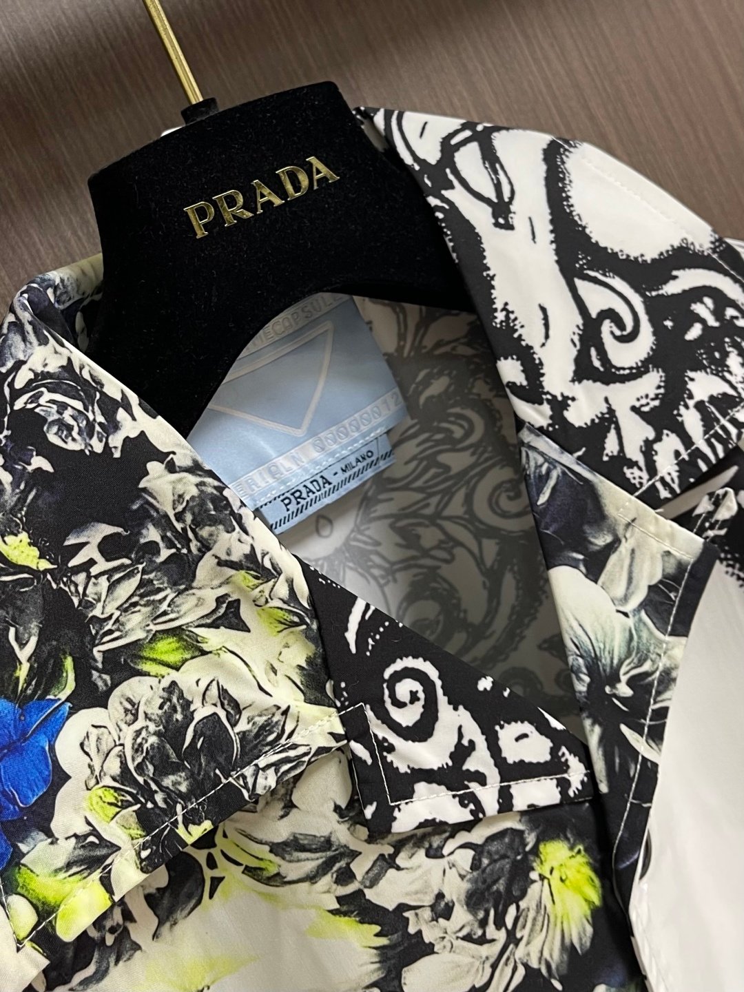 PRADA asymmetrical contrasting color print short-sleeved shirtM6050601 - Image 4