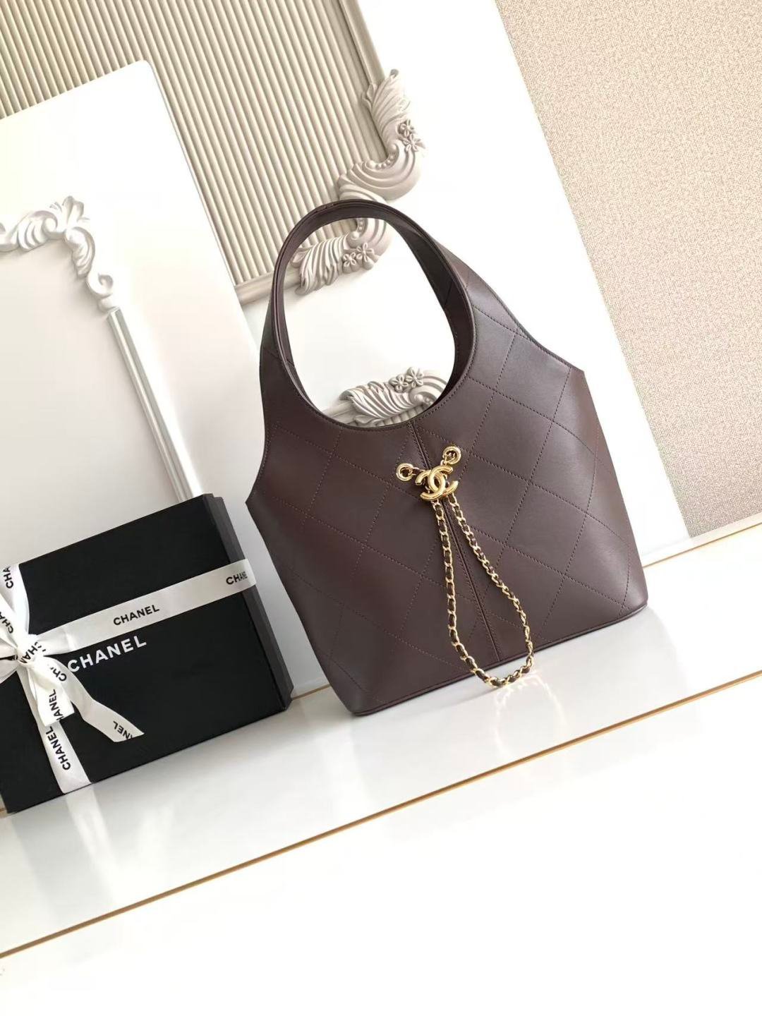 Chanel medium-sized shopping bag B6050702 - Image 8