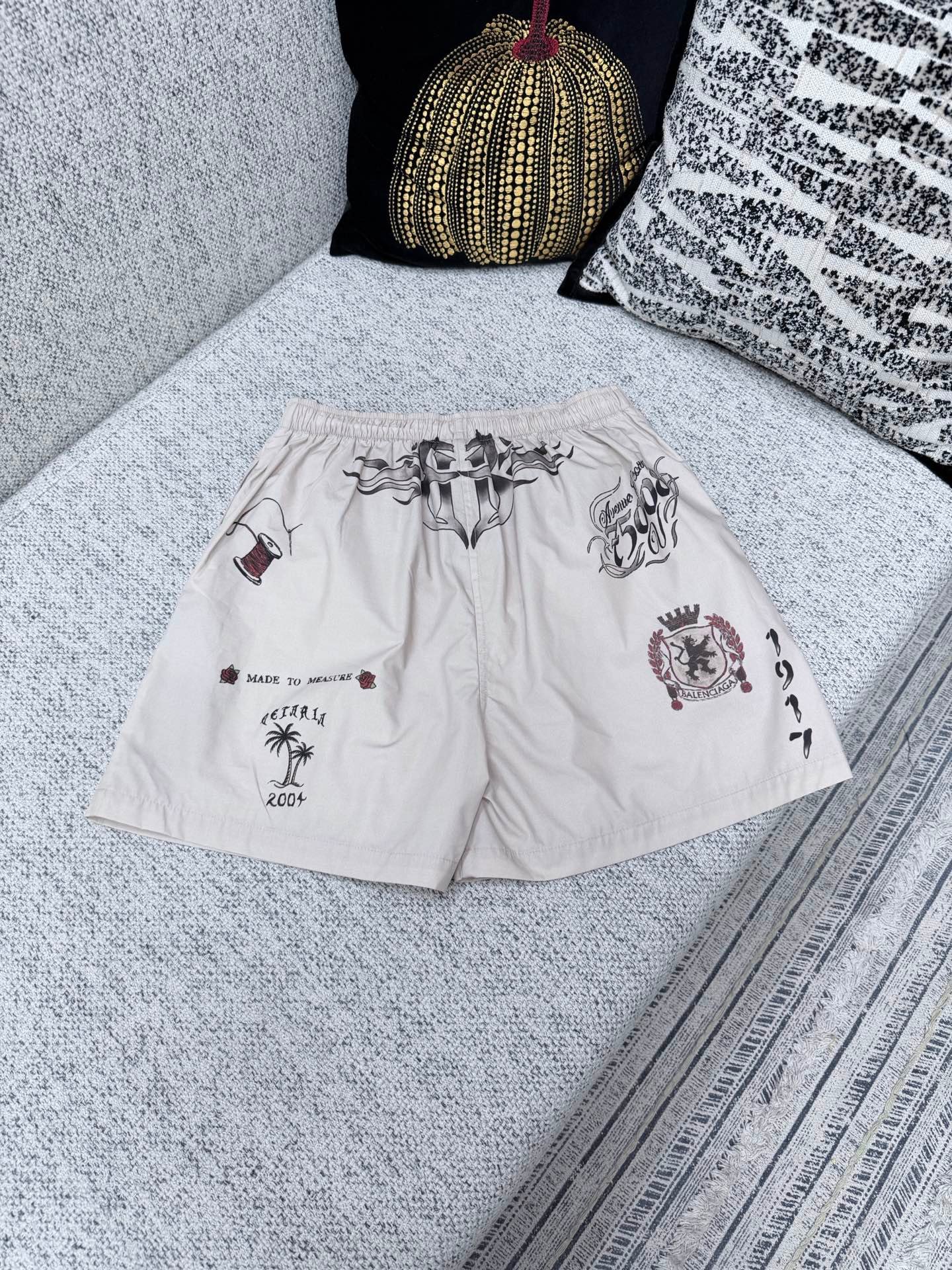 Balenciaga 2026 Spring/Summer Collection New Tattoo Cream-colored Loose Sport Shorts M6050707 - Image 3