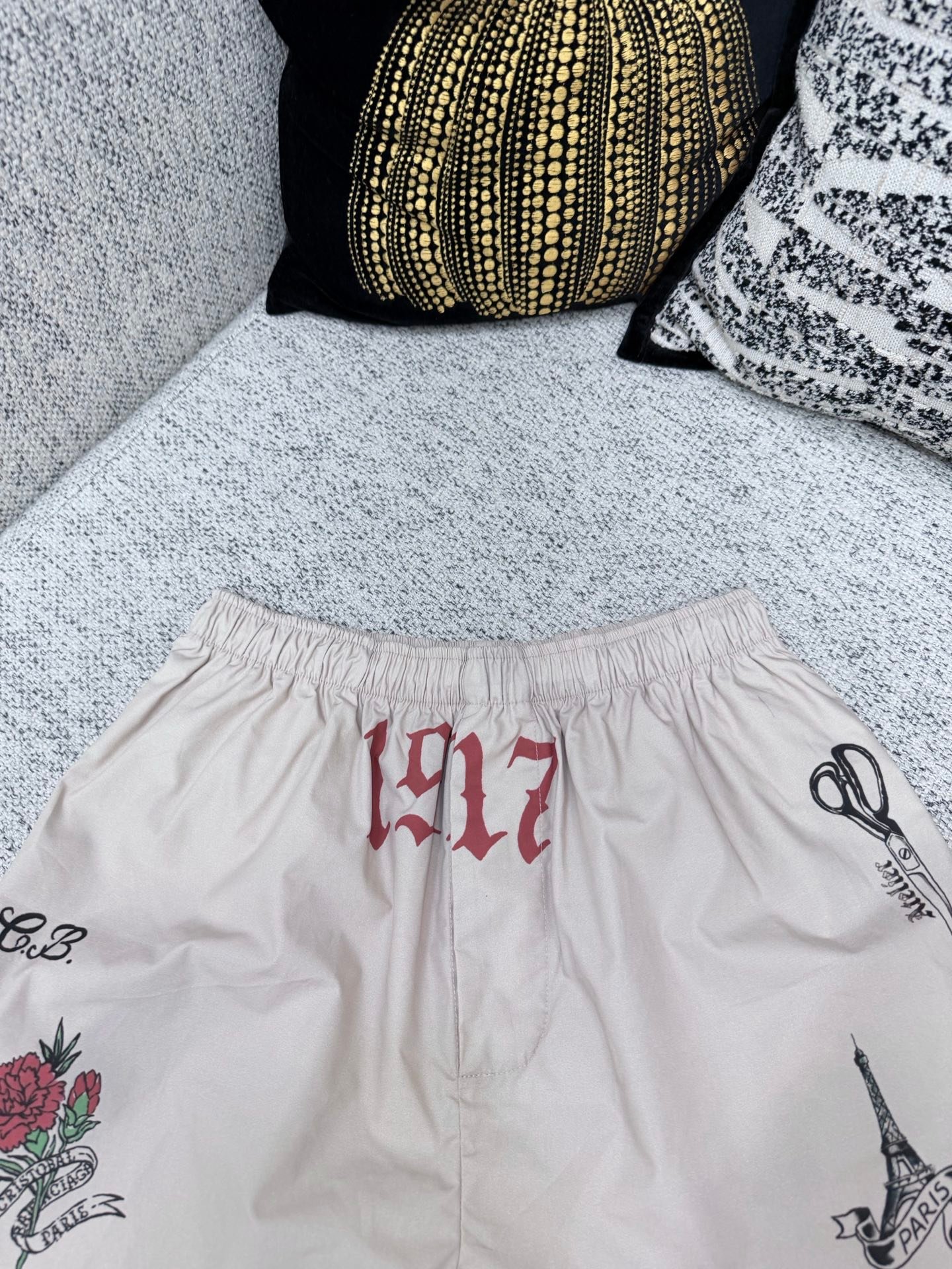 Balenciaga 2026 Spring/Summer Collection New Tattoo Cream-colored Loose Sport Shorts M6050707 - Image 4