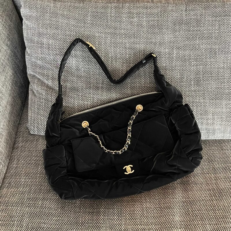 Chanel Maxi bowling bag B6051102