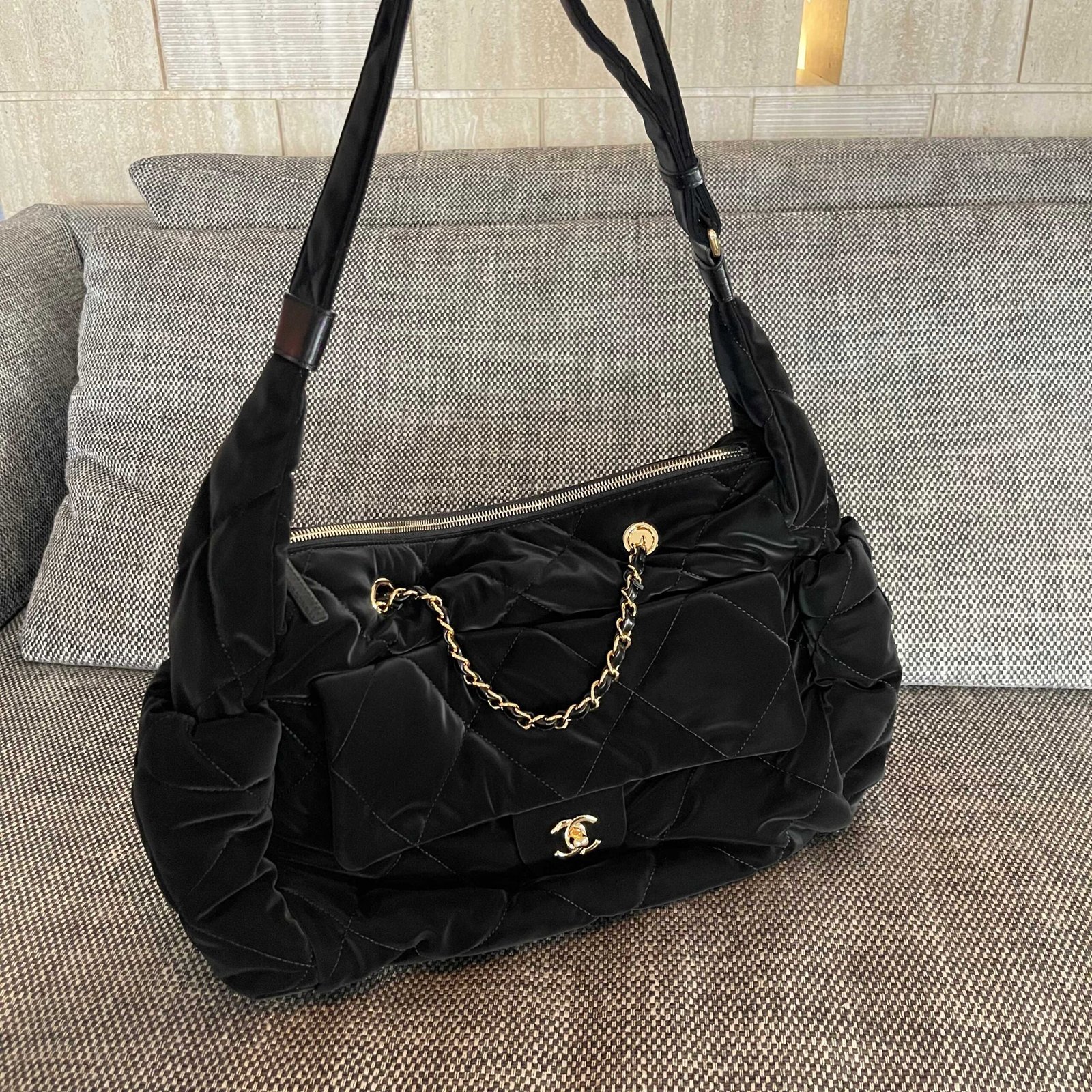 Chanel Maxi bowling bag B6051102 - Image 2