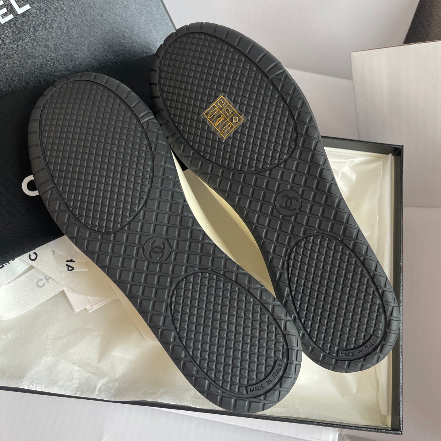 CHANEL classic casual sports shoes B6051201 - Image 8