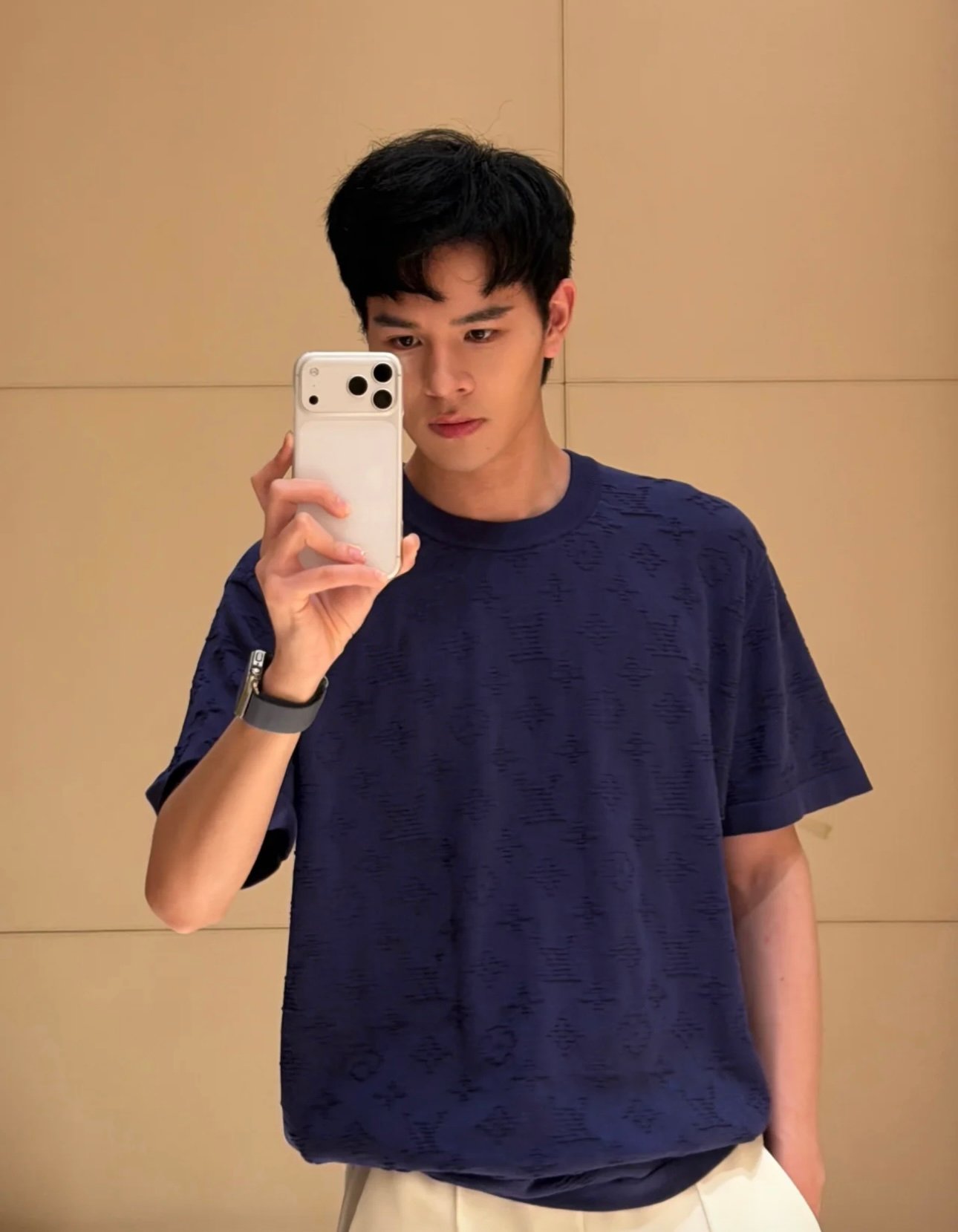 LOUIS VUITTON Full-patterned dark-textured letter jacquard knitted short-sleeved shirt M6052001 - Image 4