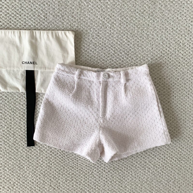 CHANEL white tweed short pants W6060101