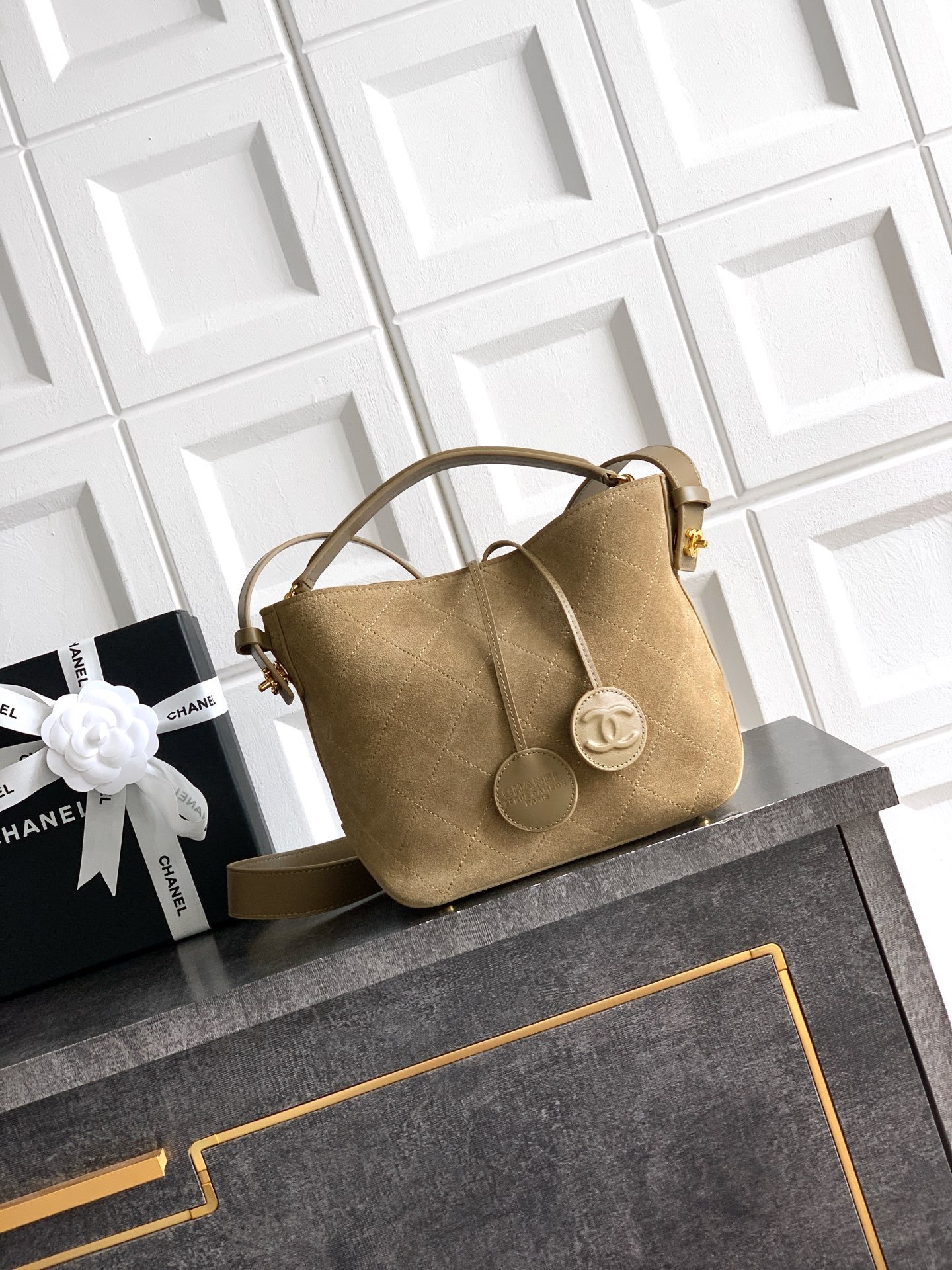 CHANEL Fur Leather Bucket Bag B6061504 - Image 5