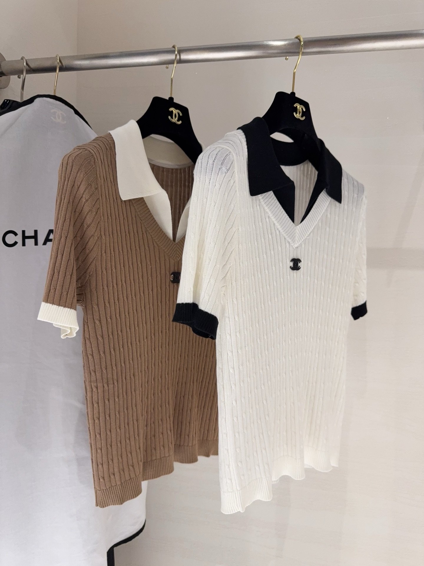 Chanel V-neck short-sleeved knit sweater W6061604 - Image 2
