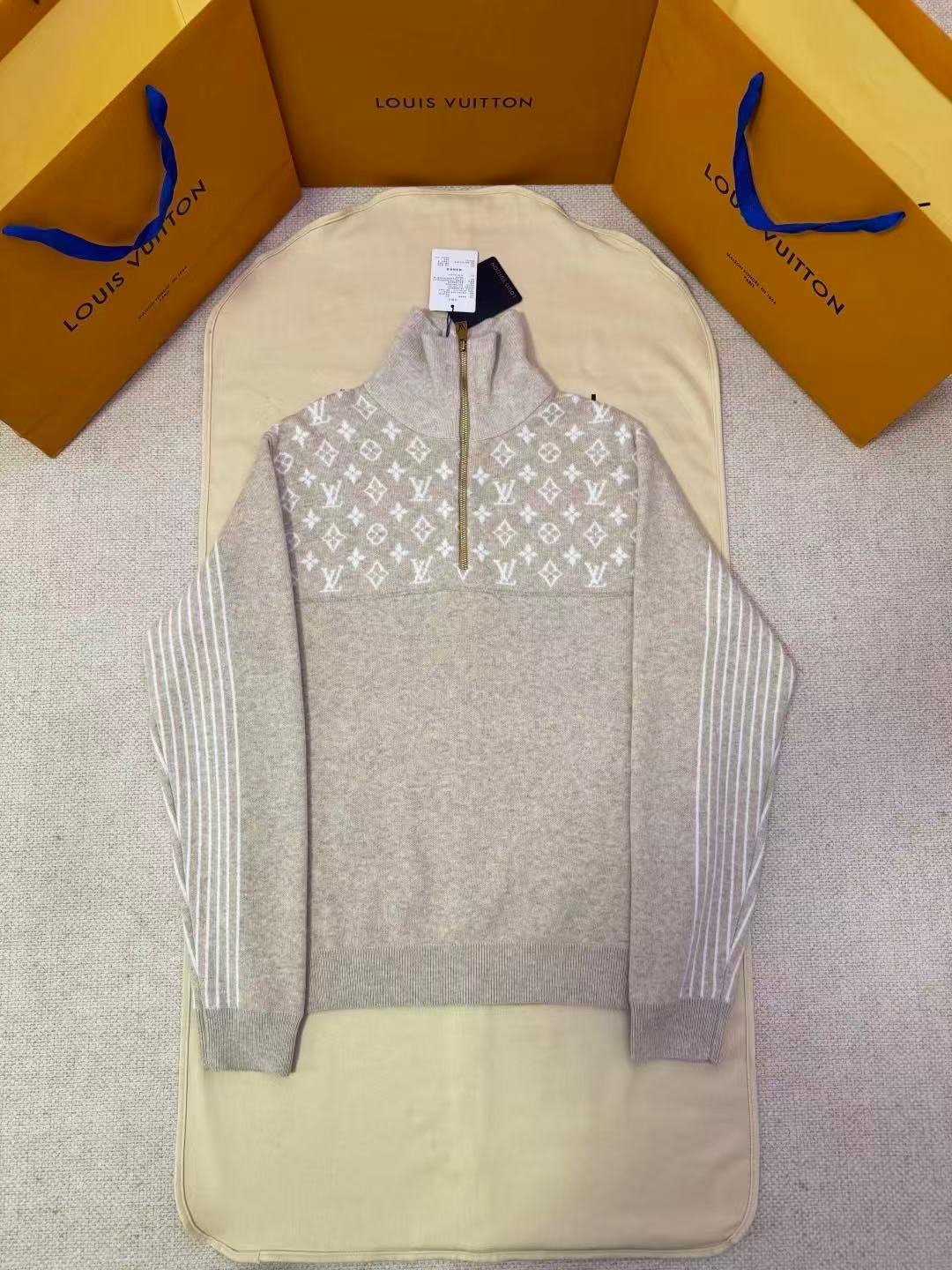 LV22026 New Style Letter-Design Color-Plaid Sweater M6060405