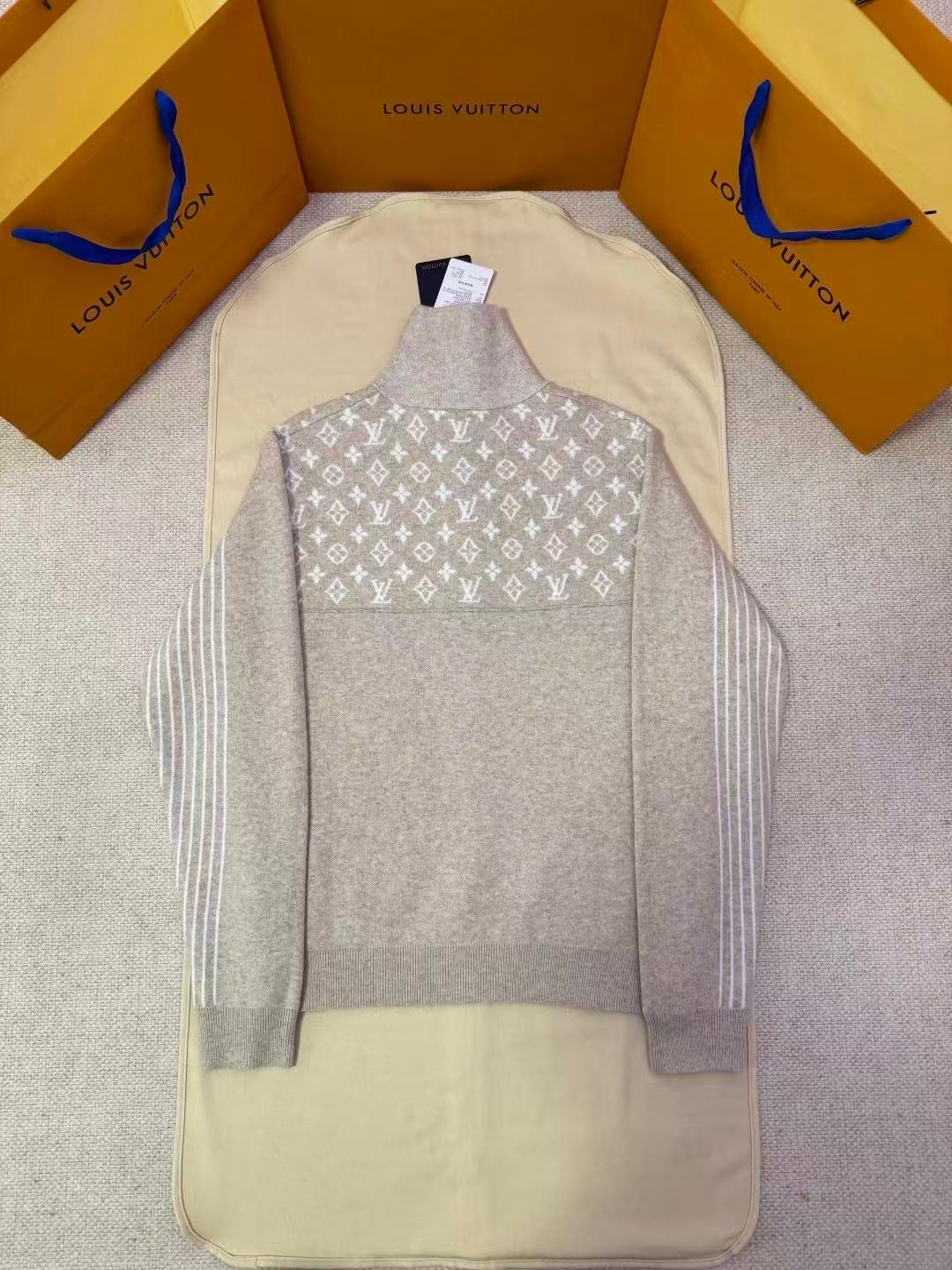 LV22026 New Style Letter-Design Color-Plaid Sweater M6060405 - Image 4