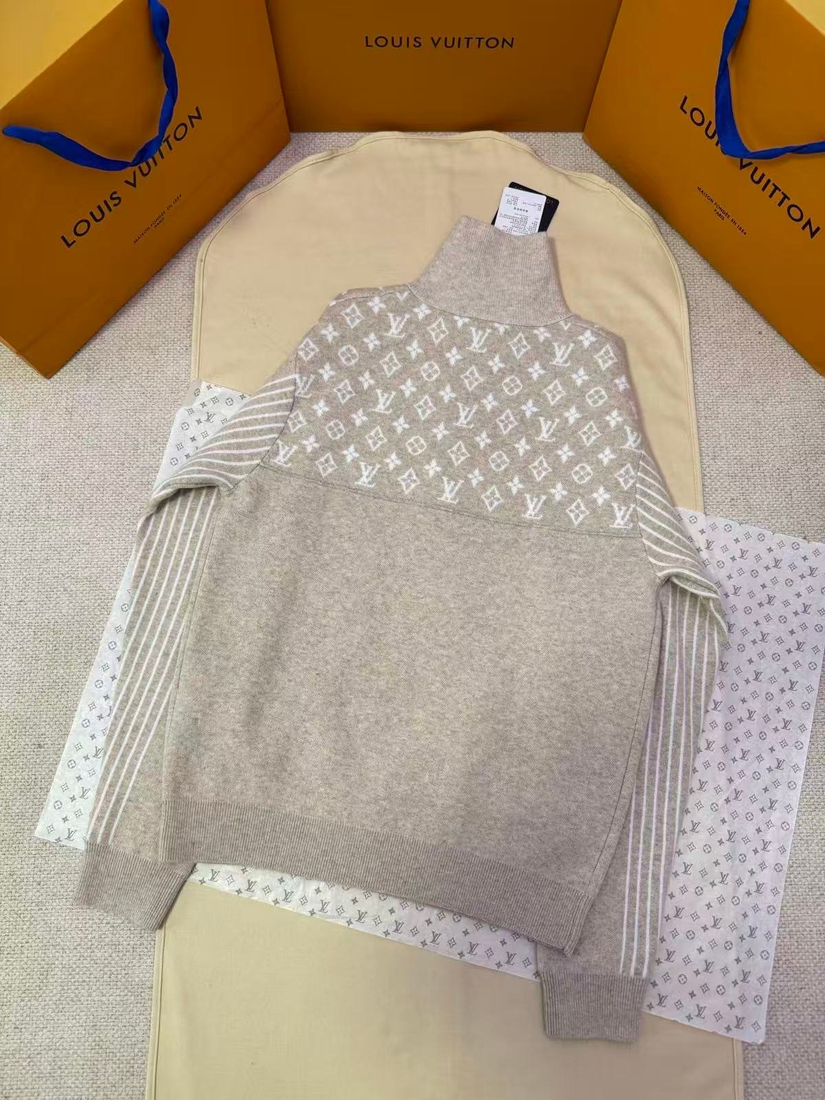 LV22026 New Style Letter-Design Color-Plaid Sweater M6060405 - Image 10